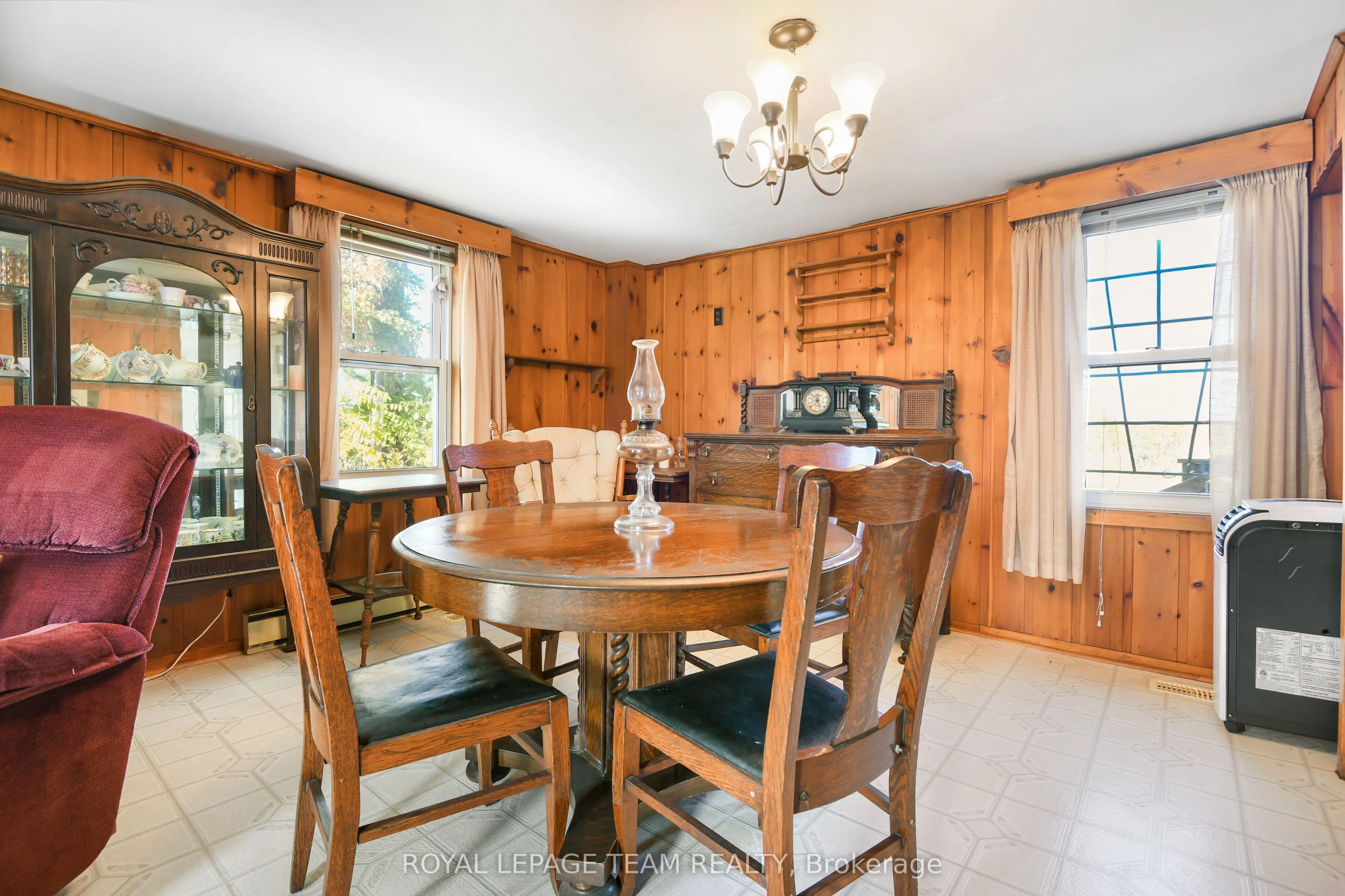 2692 Dunrobin Road