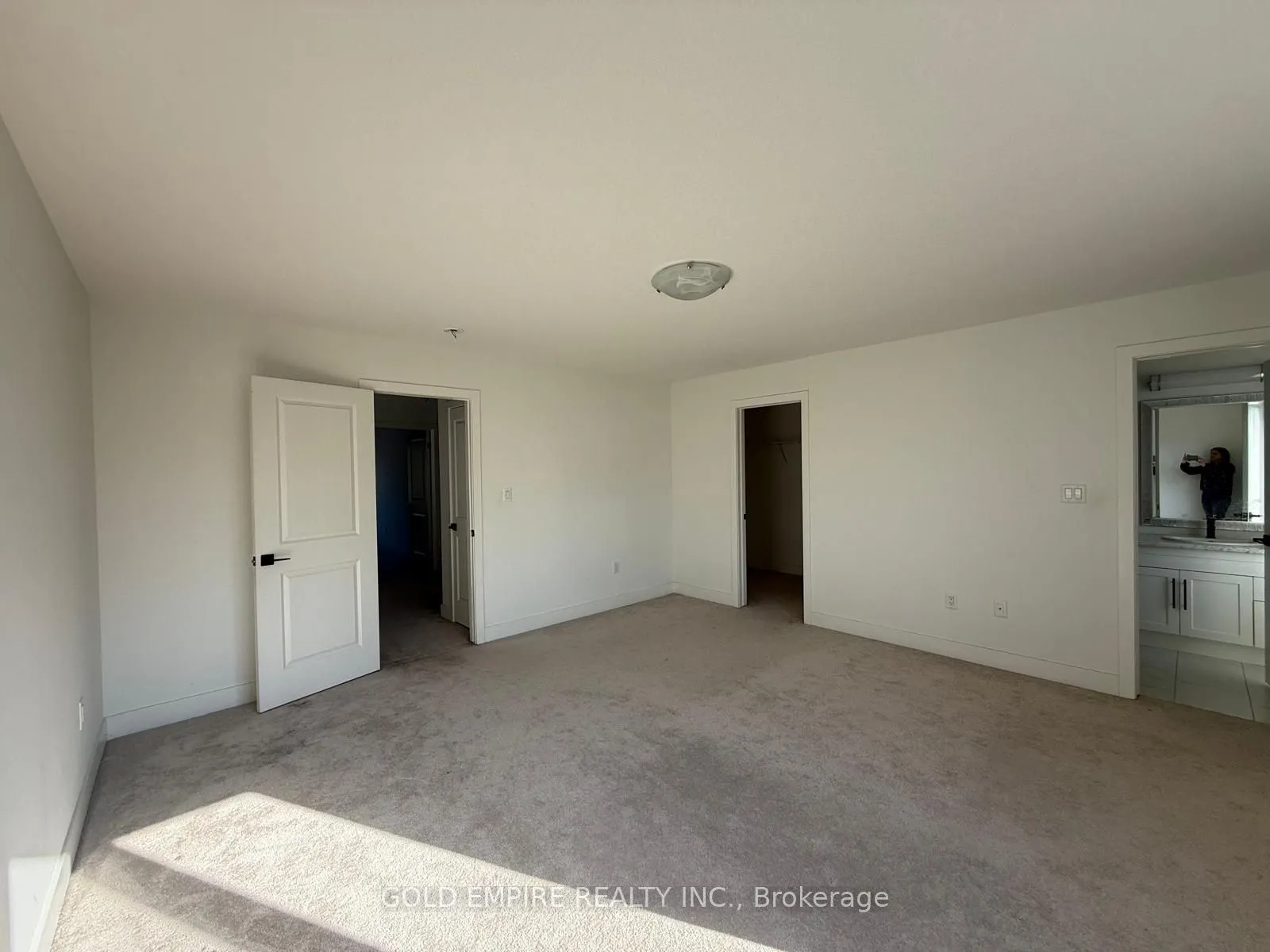 27 Christopher Court, #upper