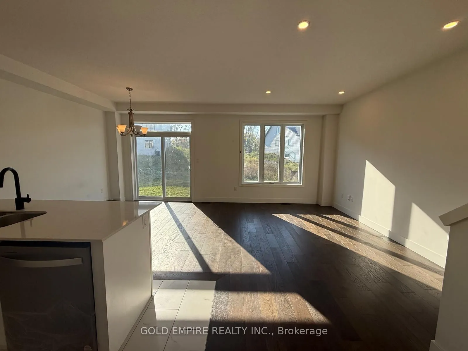 27 Christopher Court, #upper
