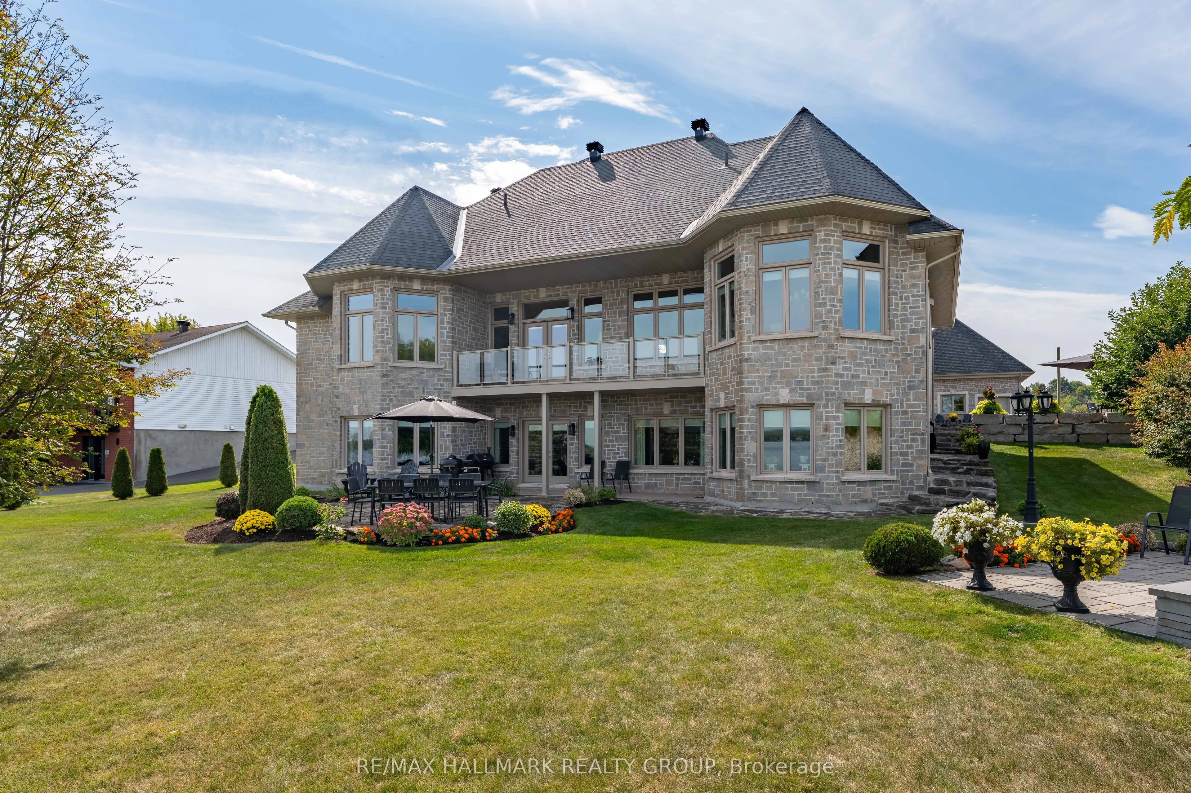 3285 Front Road S