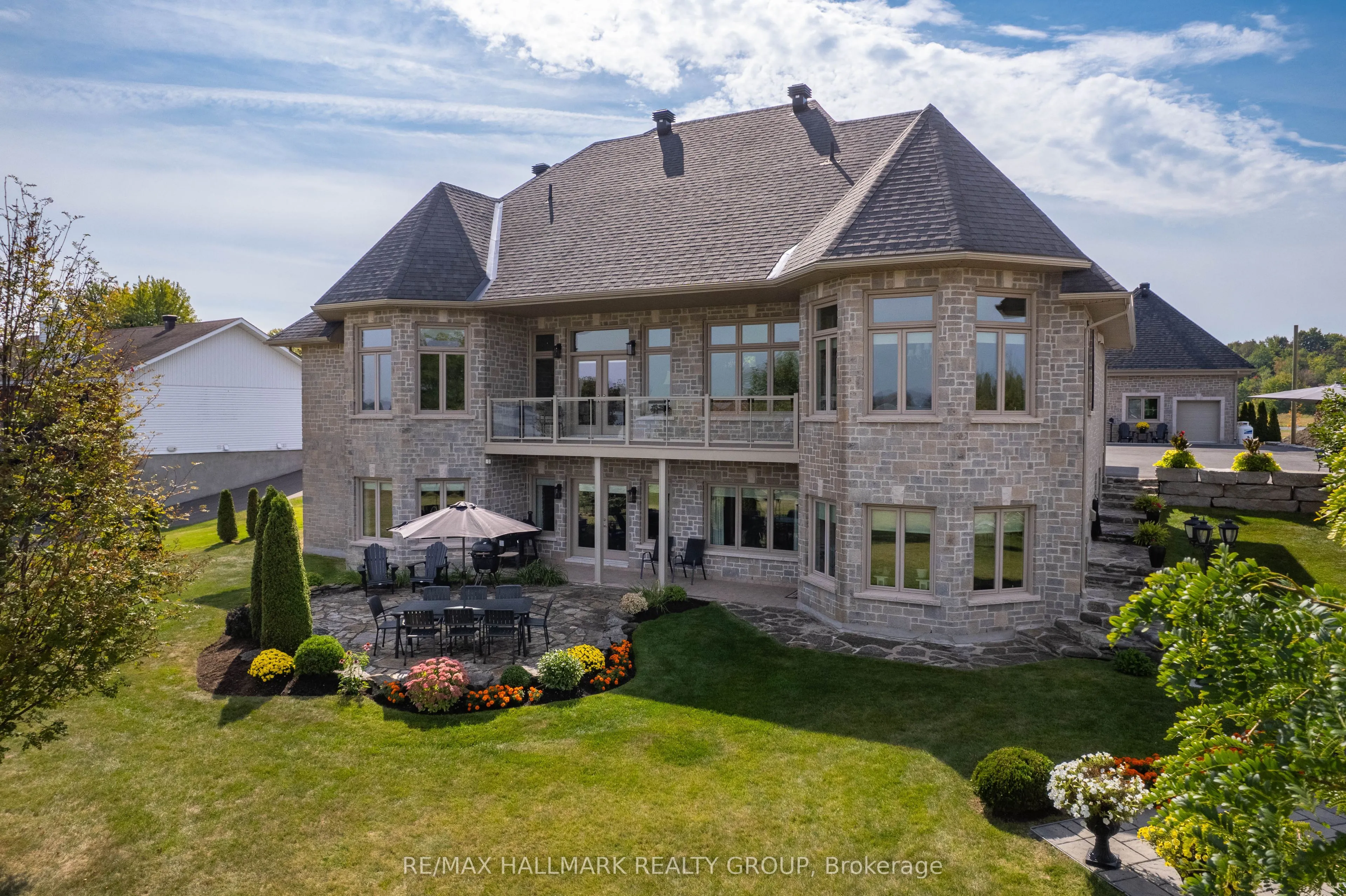 3285 Front Road S