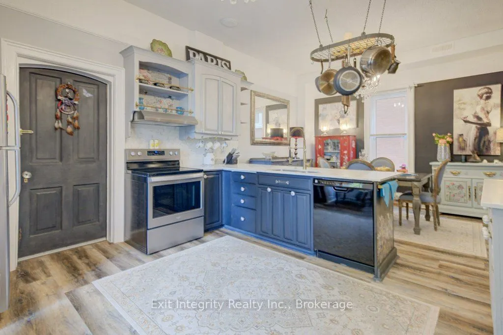 32 Ellen Street E