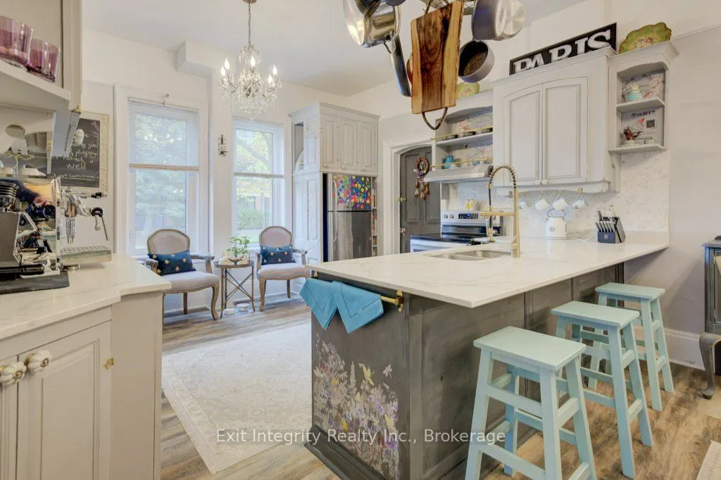 32 Ellen Street E