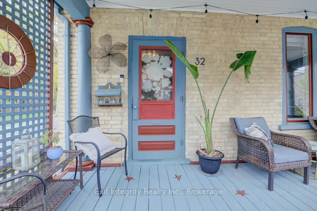 32 Ellen Street E