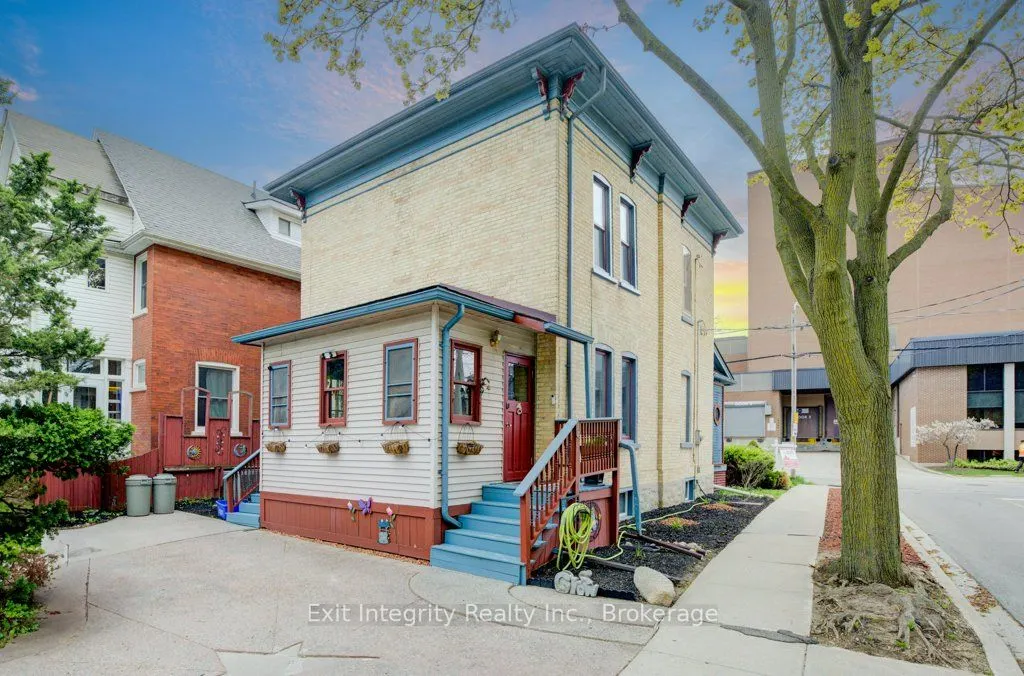 32 Ellen Street E
