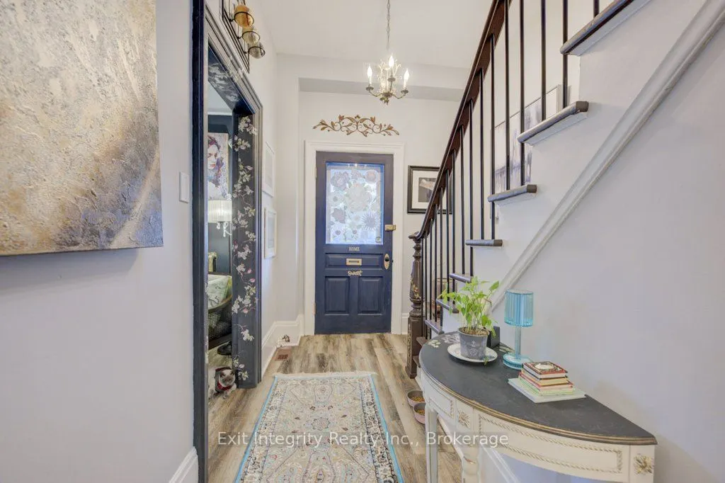 32 Ellen Street E