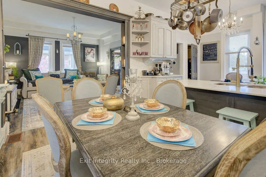 32 Ellen Street E