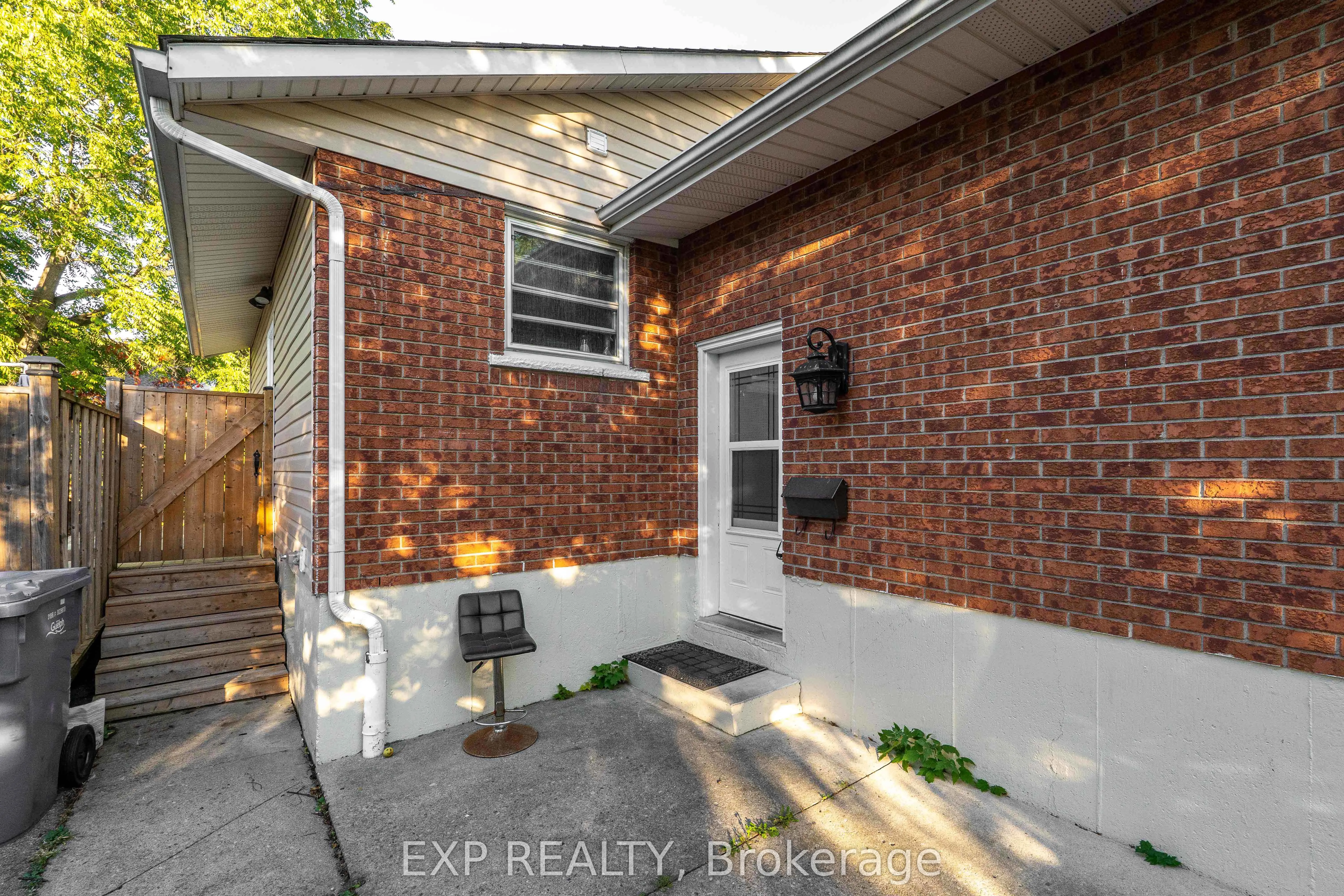 41 Alma Street N