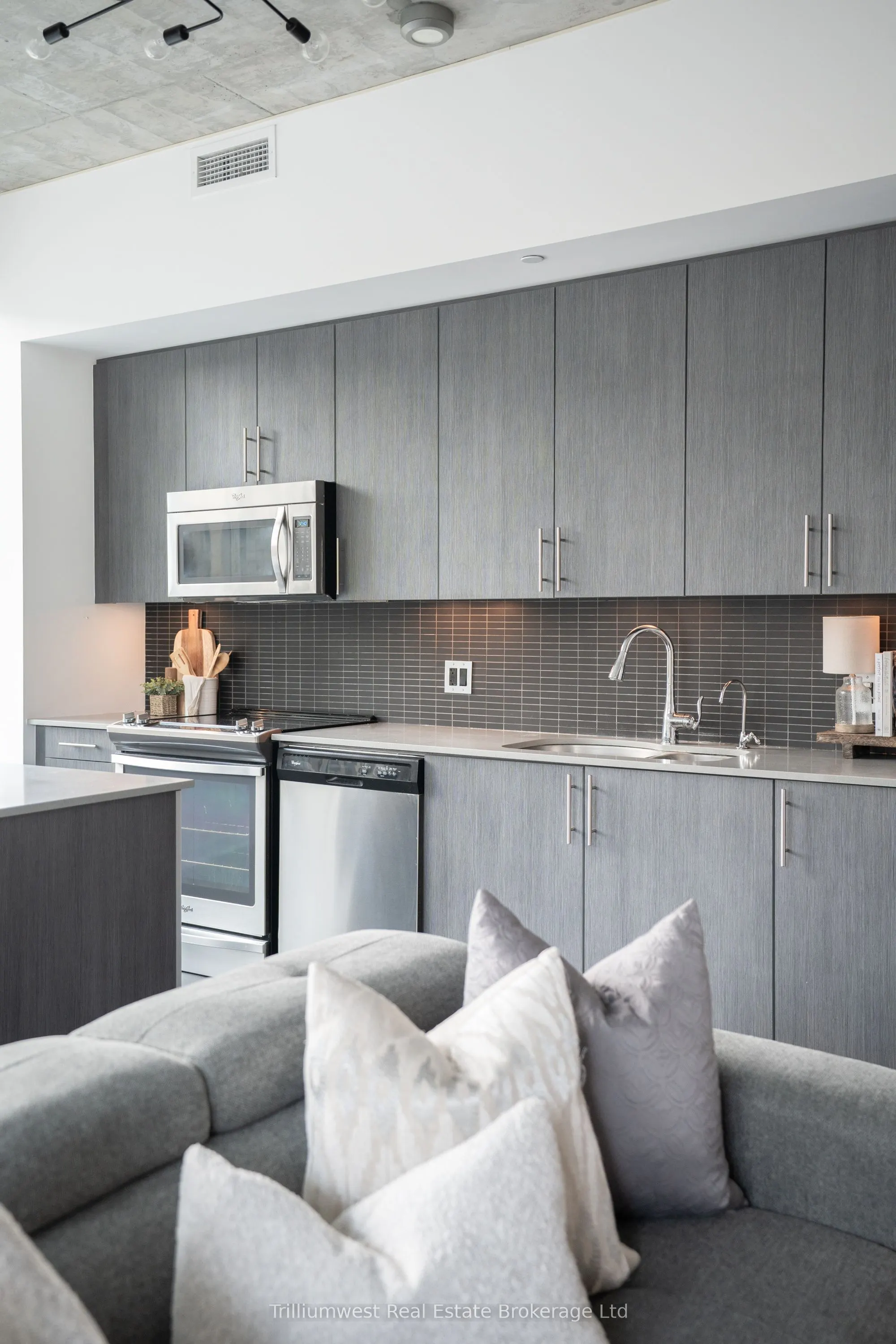 85 Duke Street W, #209