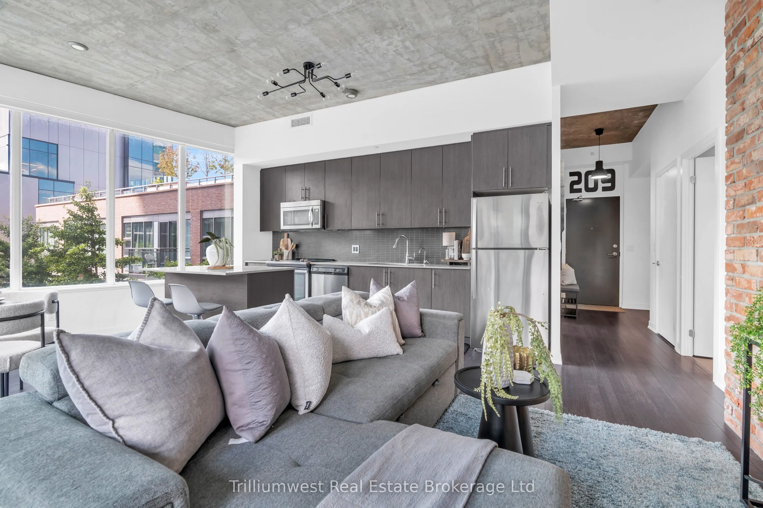 85 Duke Street W, #209