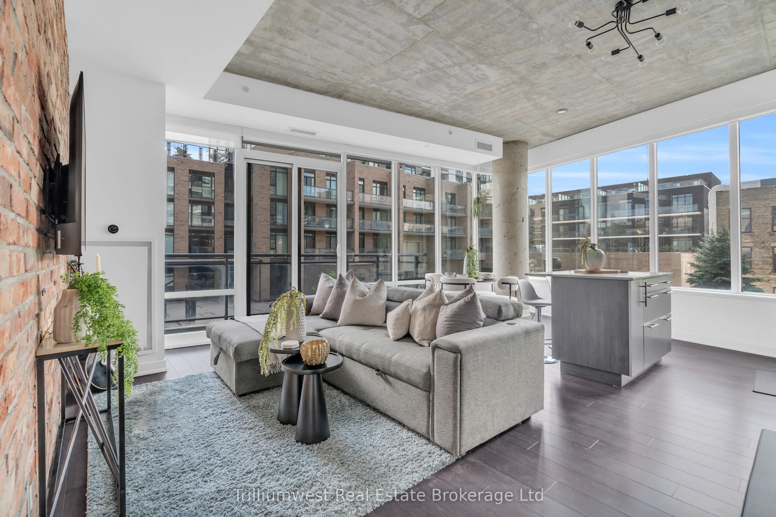 85 Duke Street W, #209