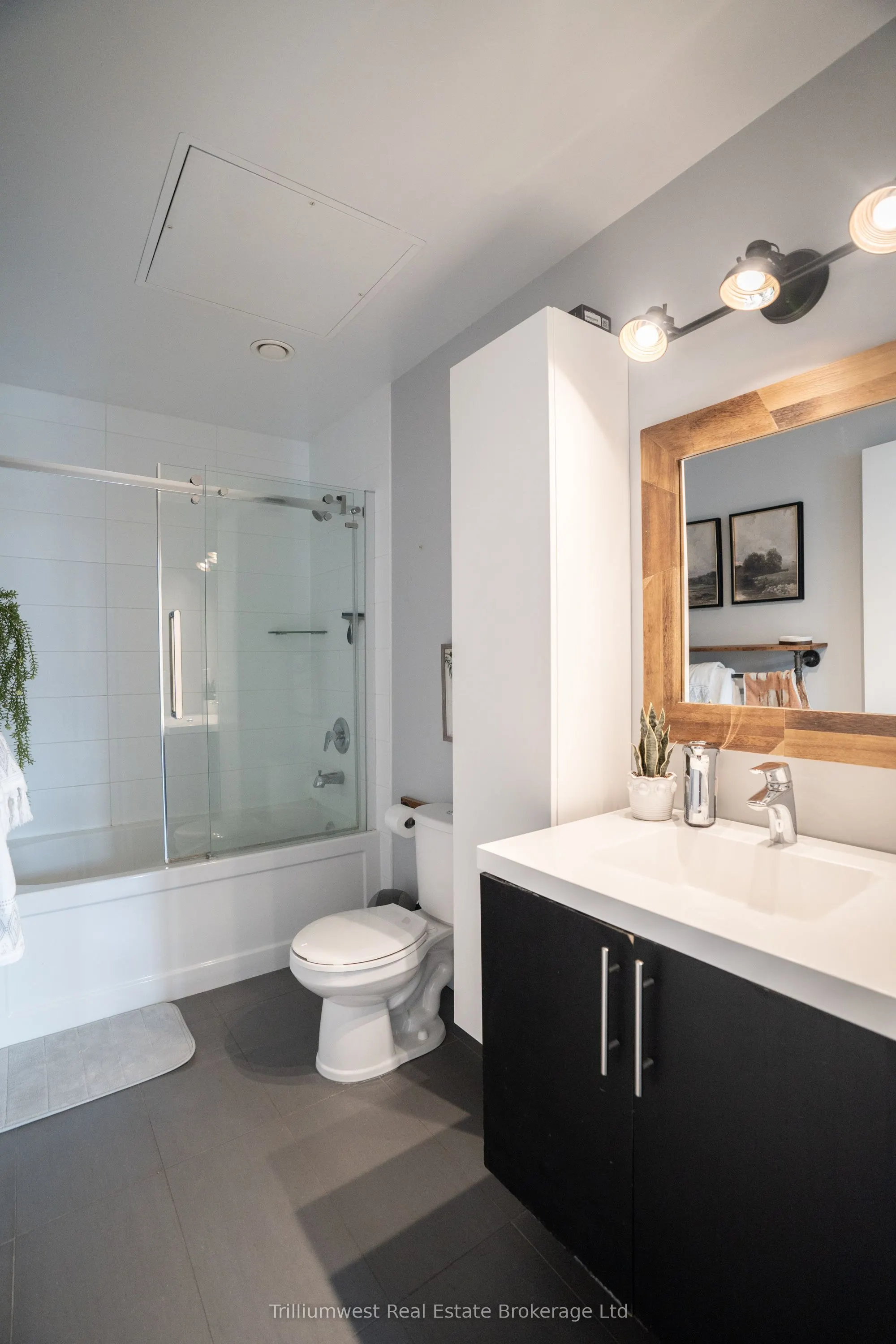 85 Duke Street W, #209