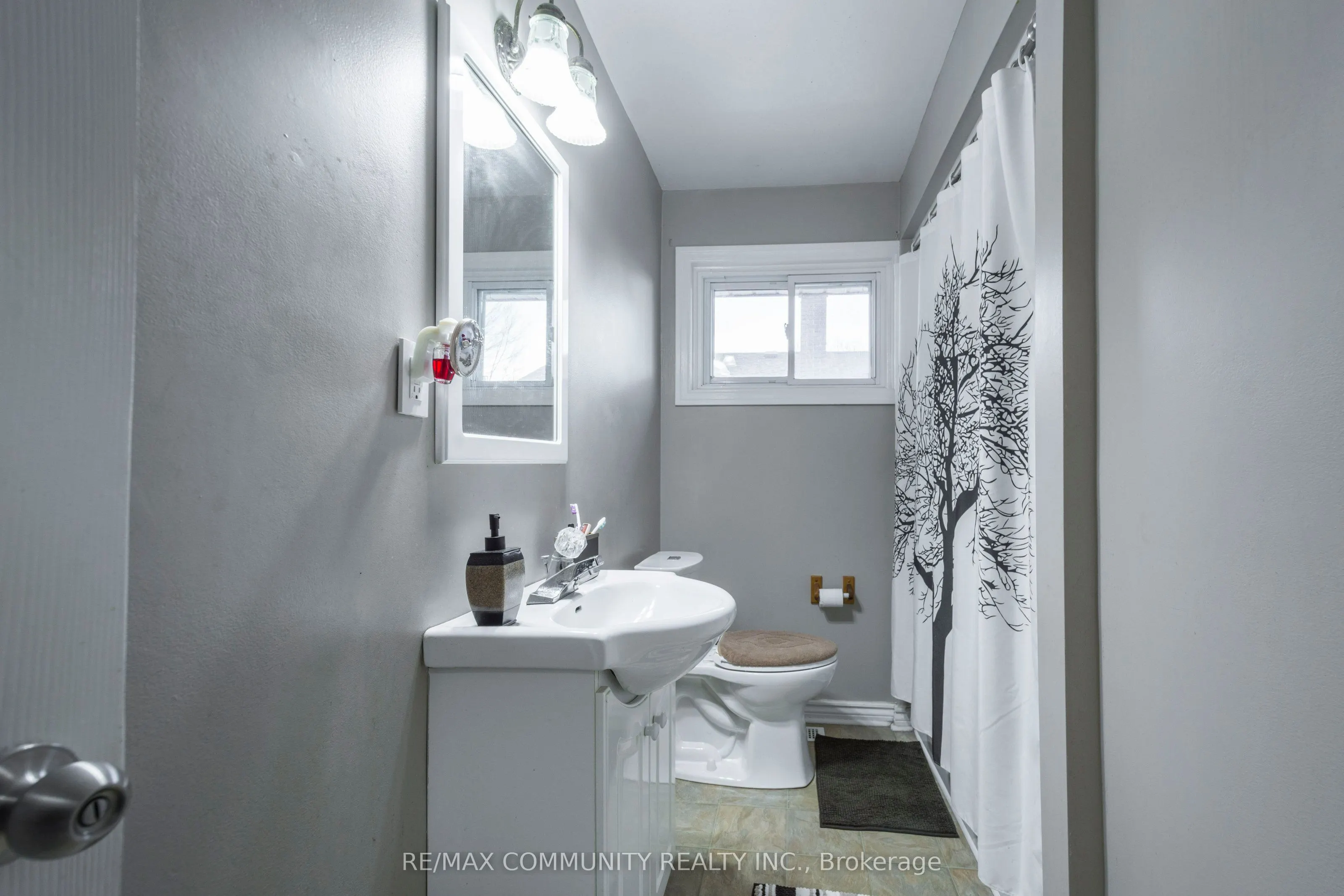 69 Elizabeth Crescent, #Main Floor