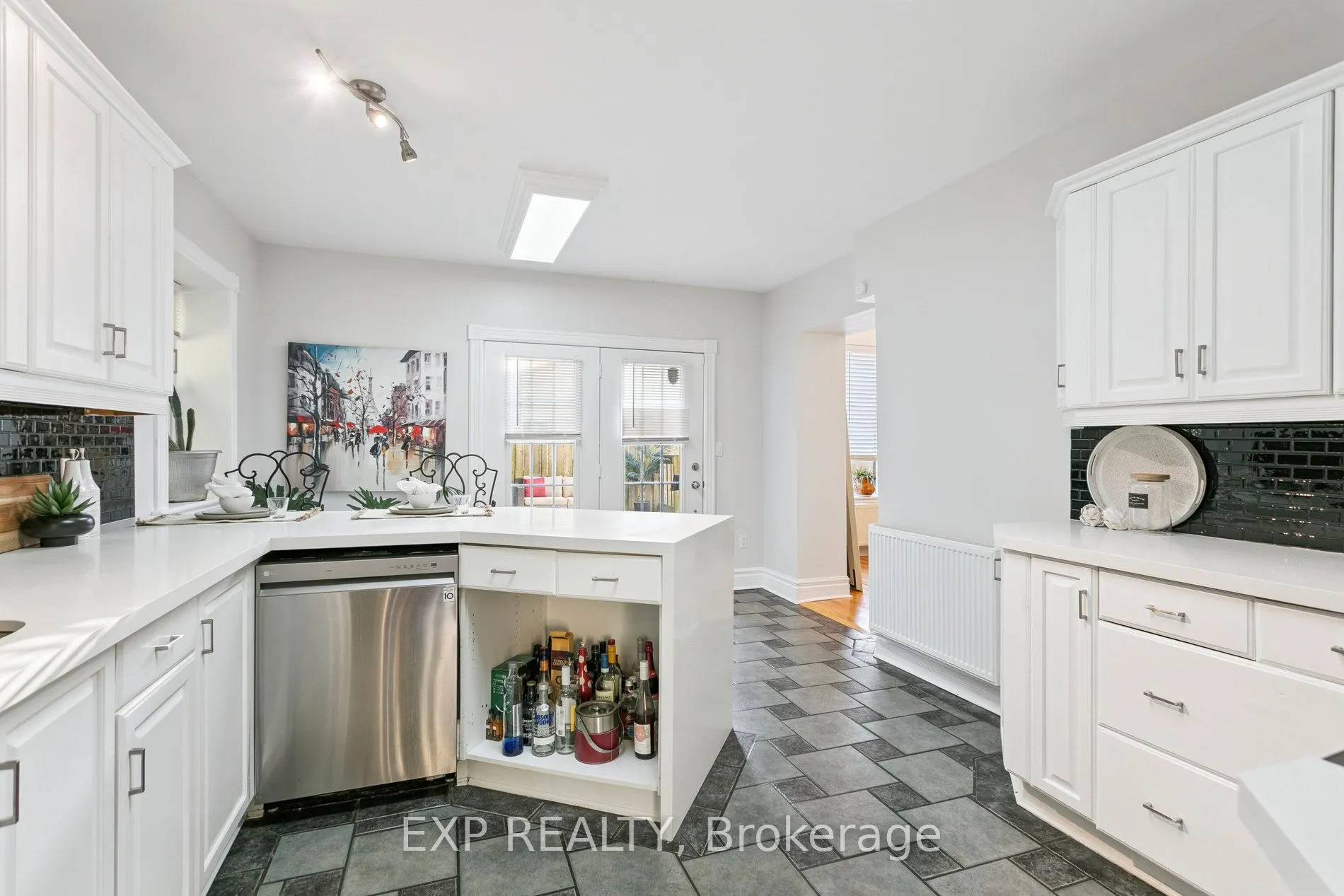 132 Queen Street W