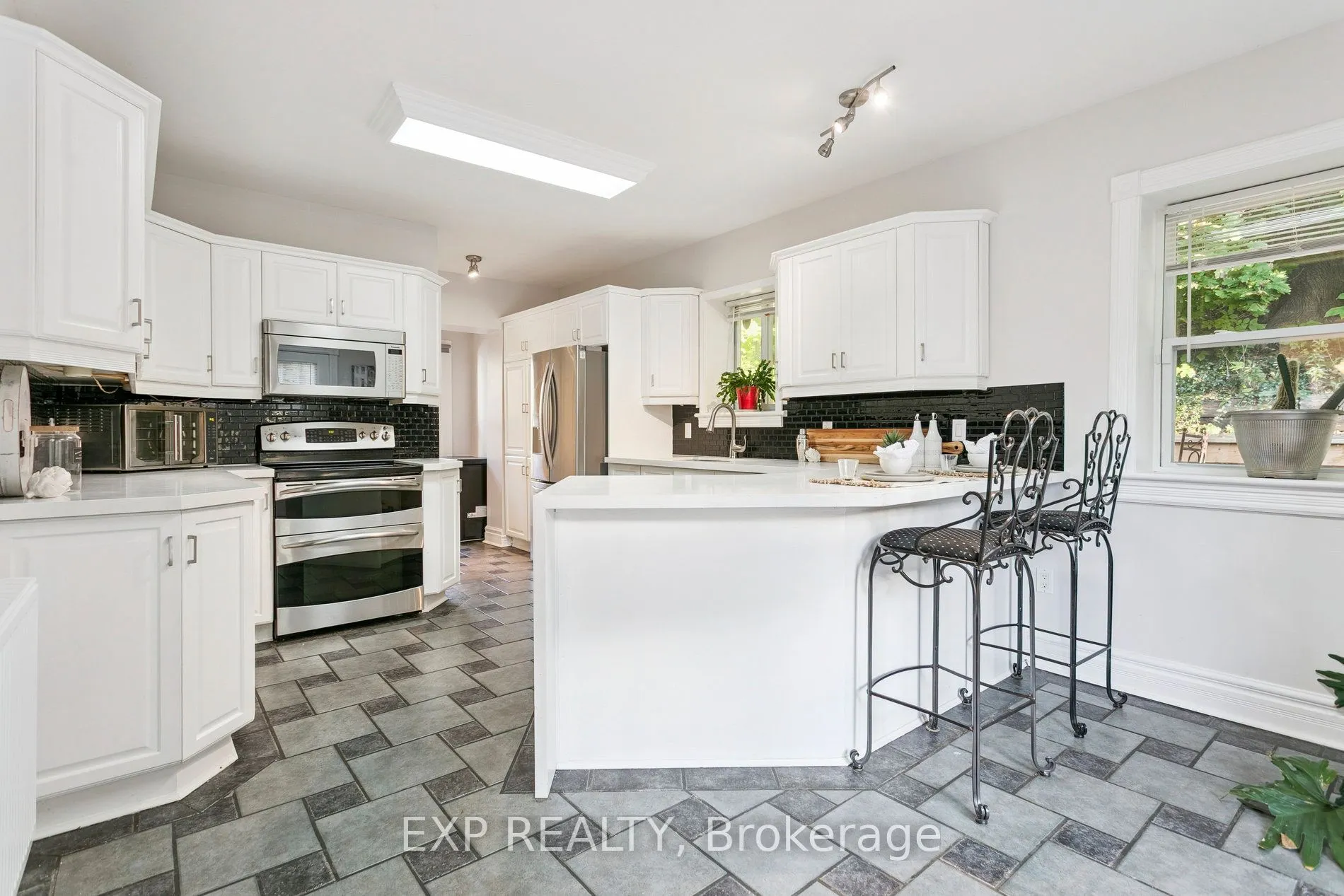132 Queen Street W