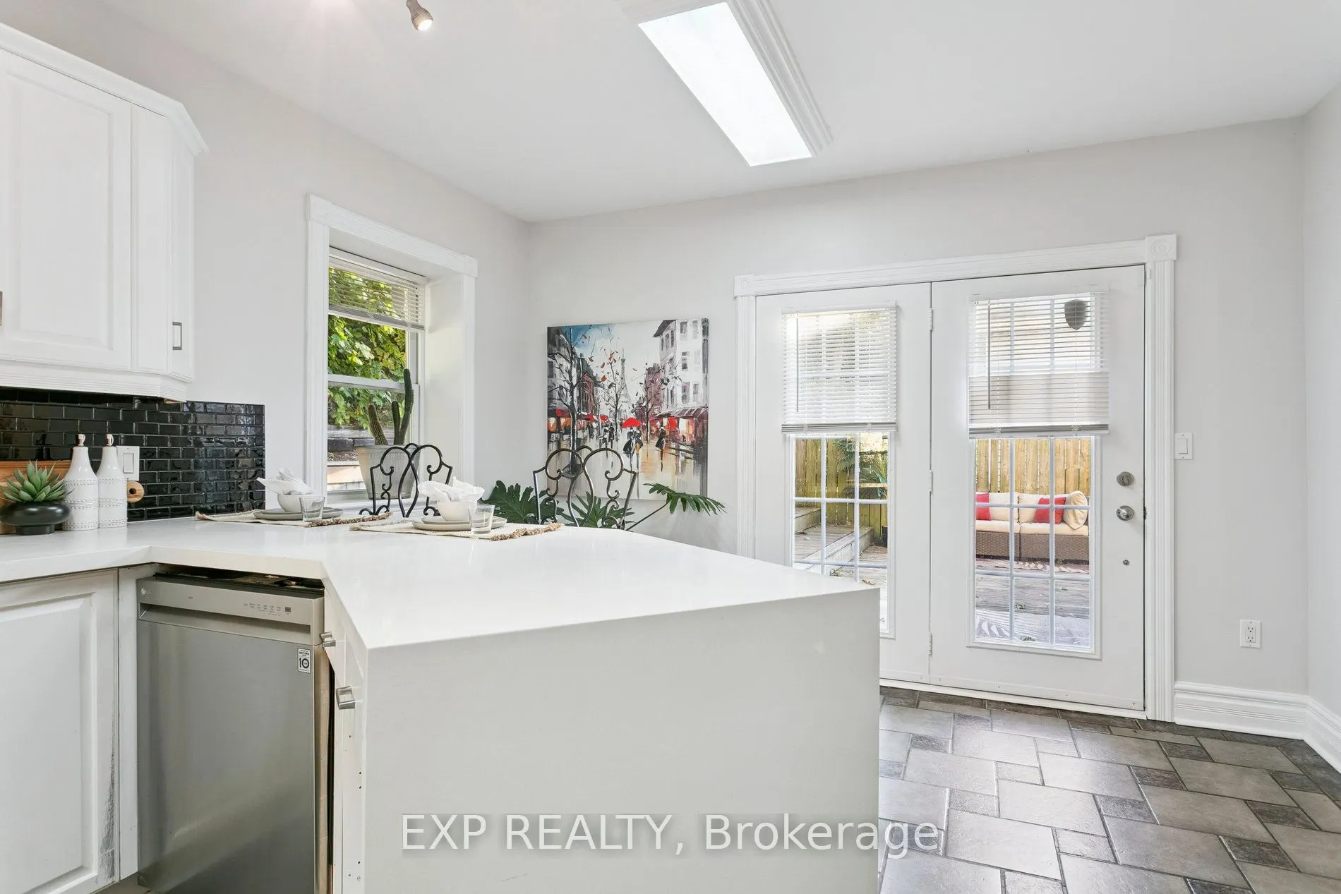 132 Queen Street W