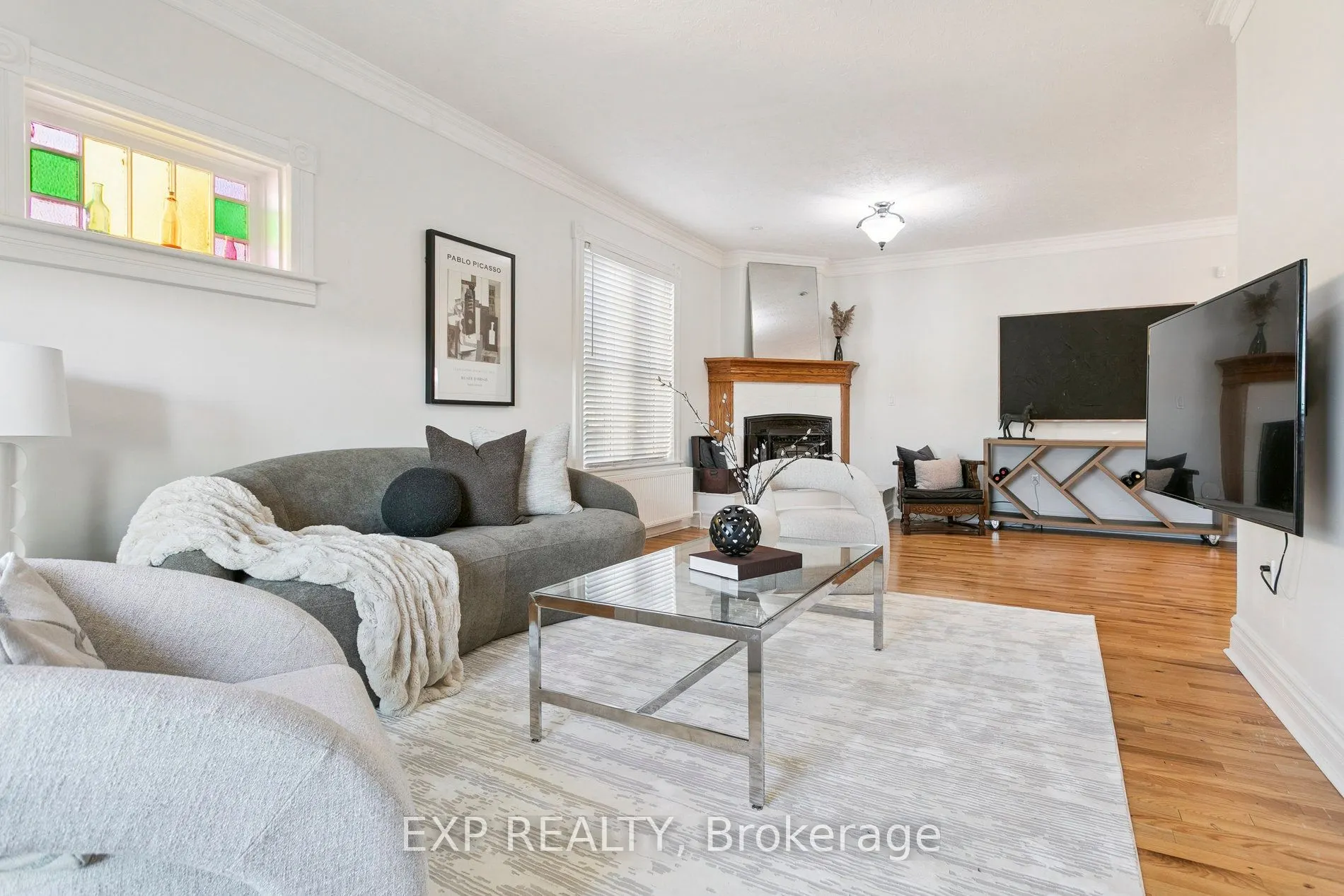 132 Queen Street W