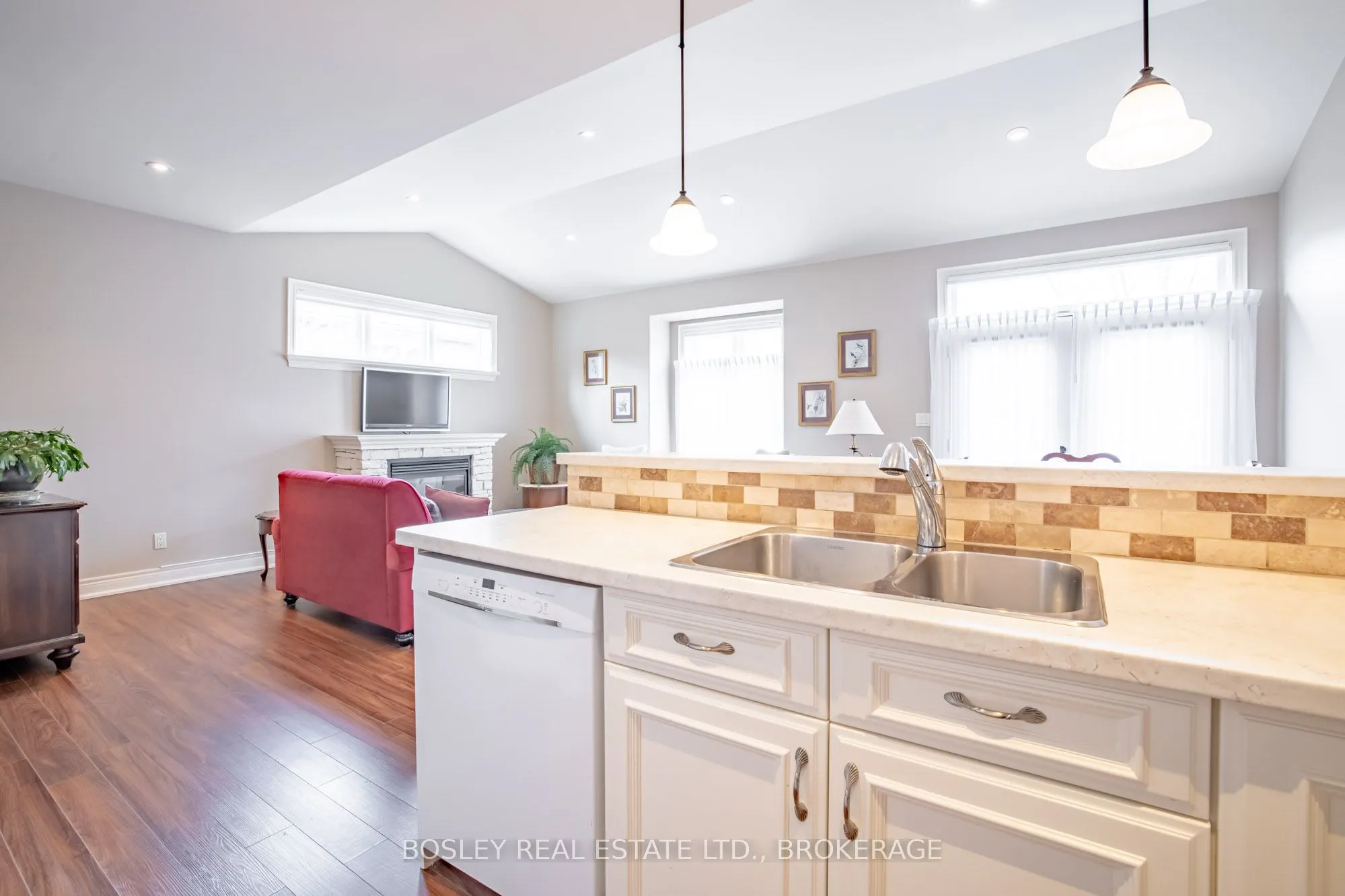 409 Niagara Street, #16