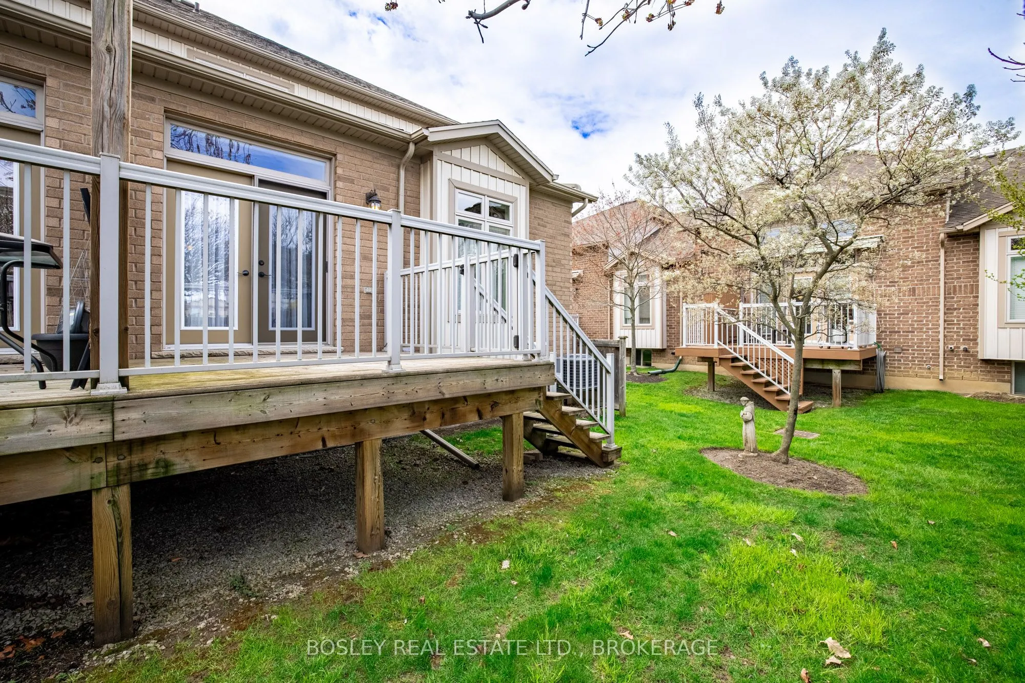 409 Niagara Street, #16