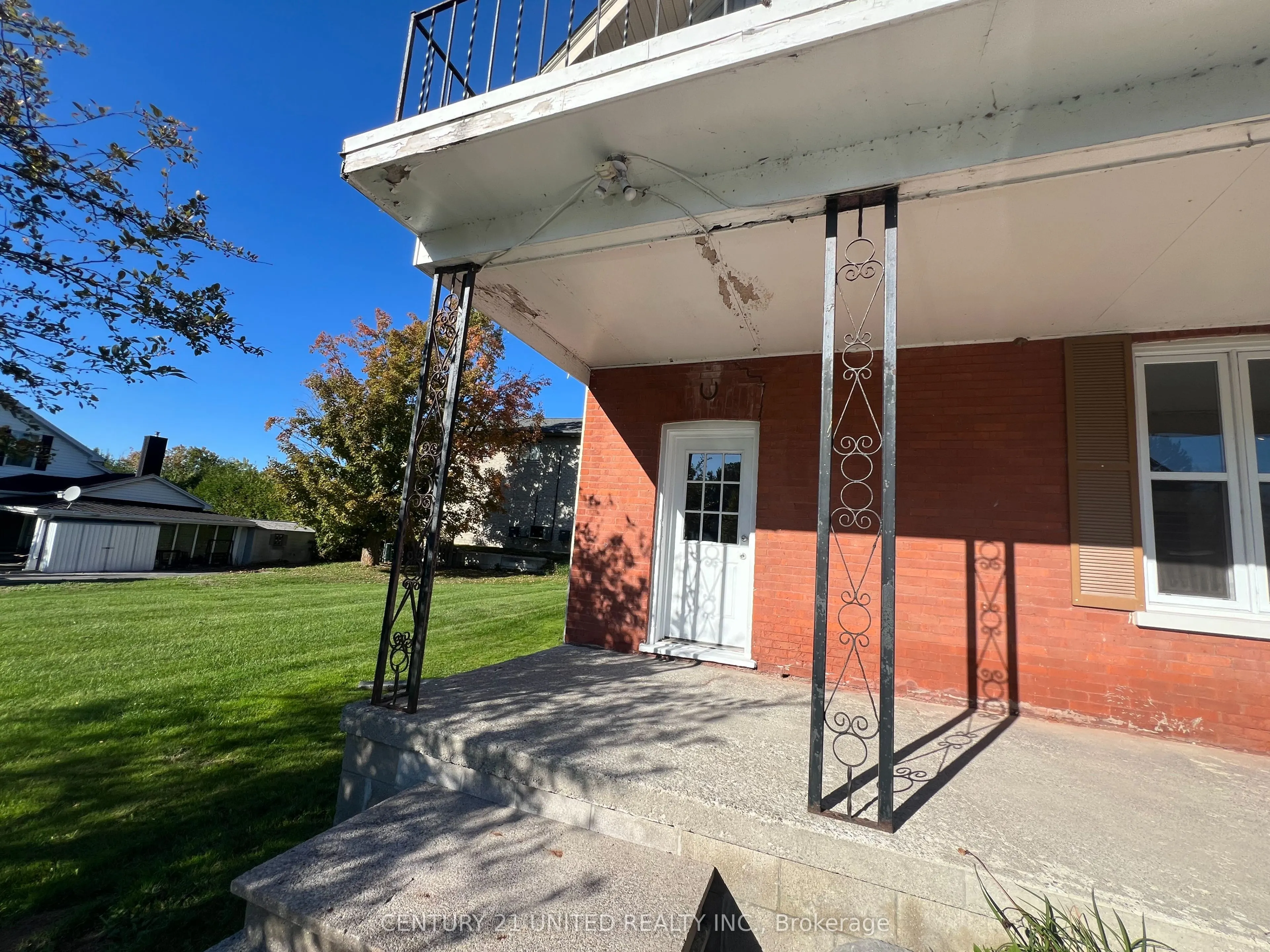 858 Ward Street, #UPPER