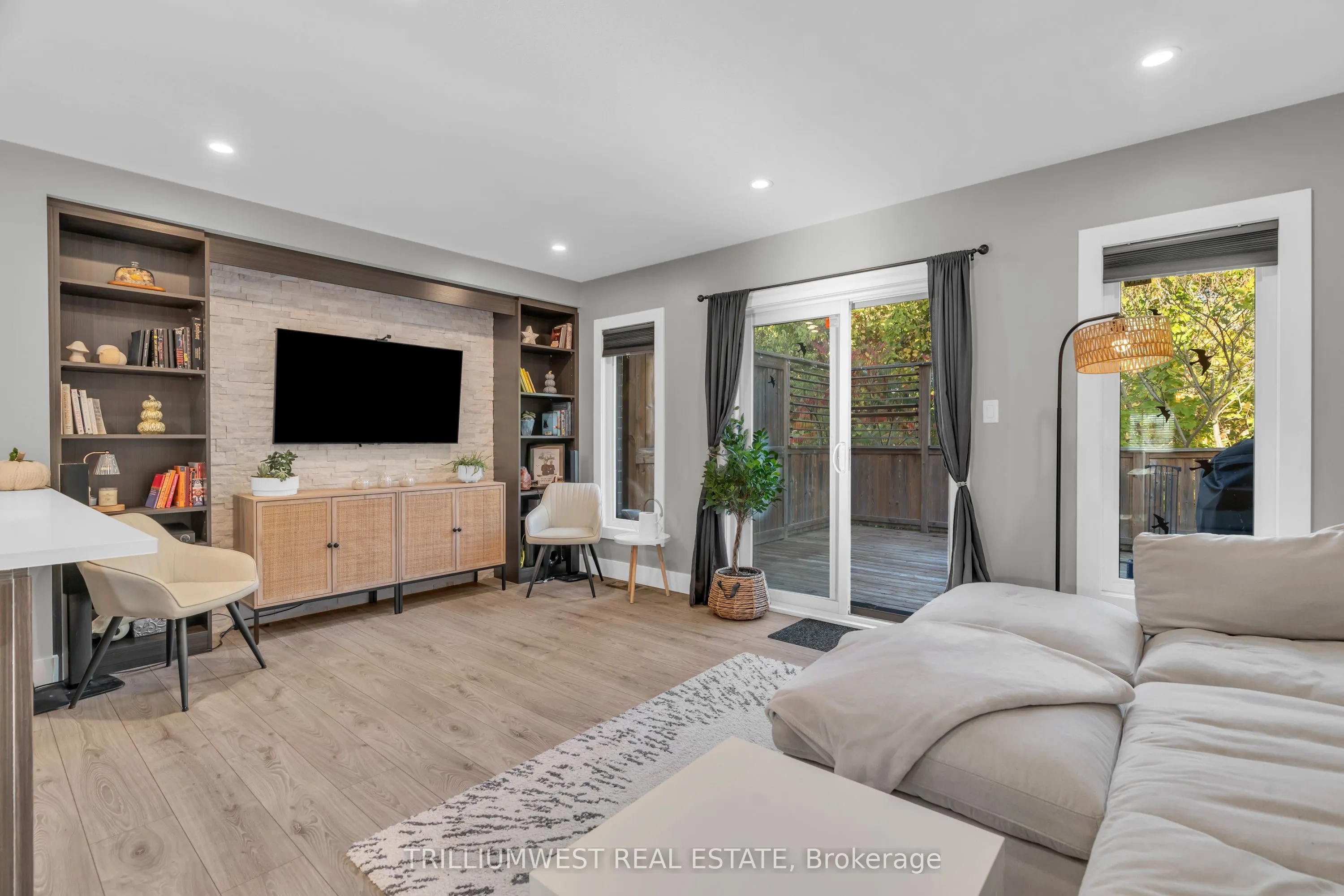 49 Meadowridge Street