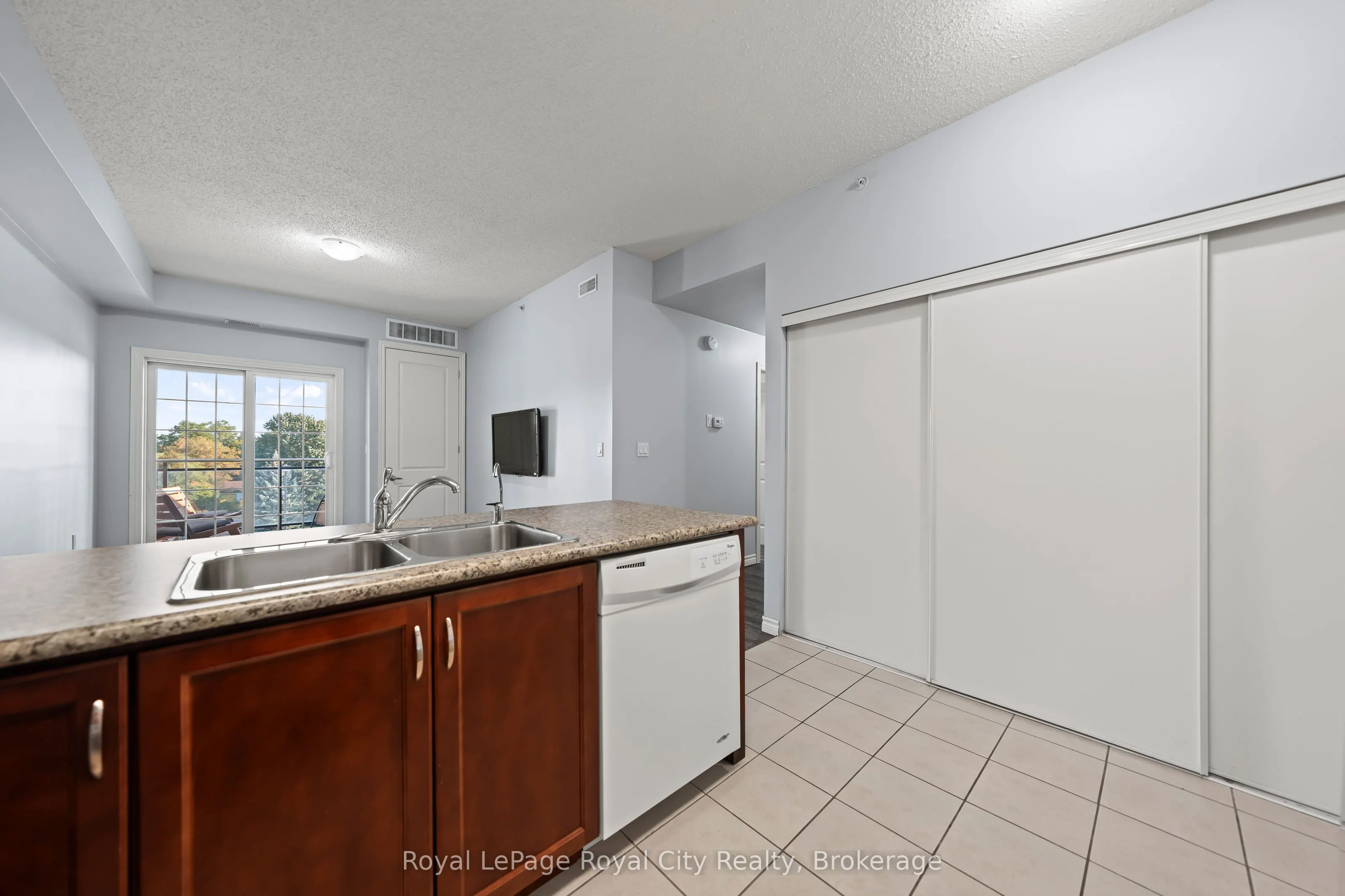 1077 Gordon Street S, #417