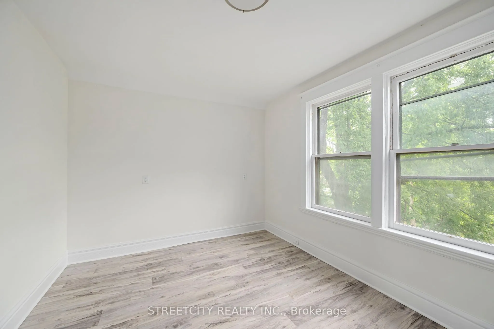 255 Simcoe Street