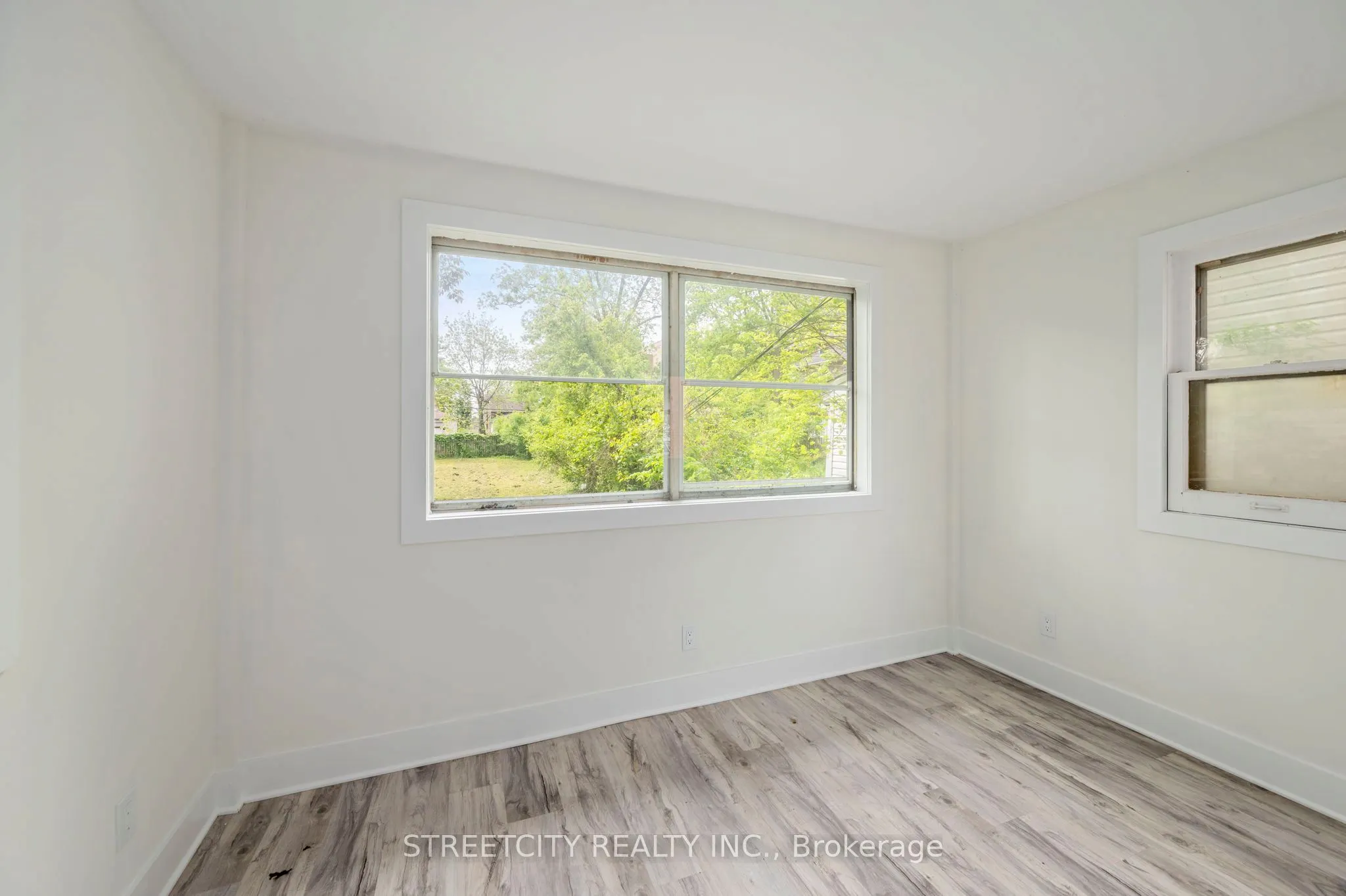 255 Simcoe Street