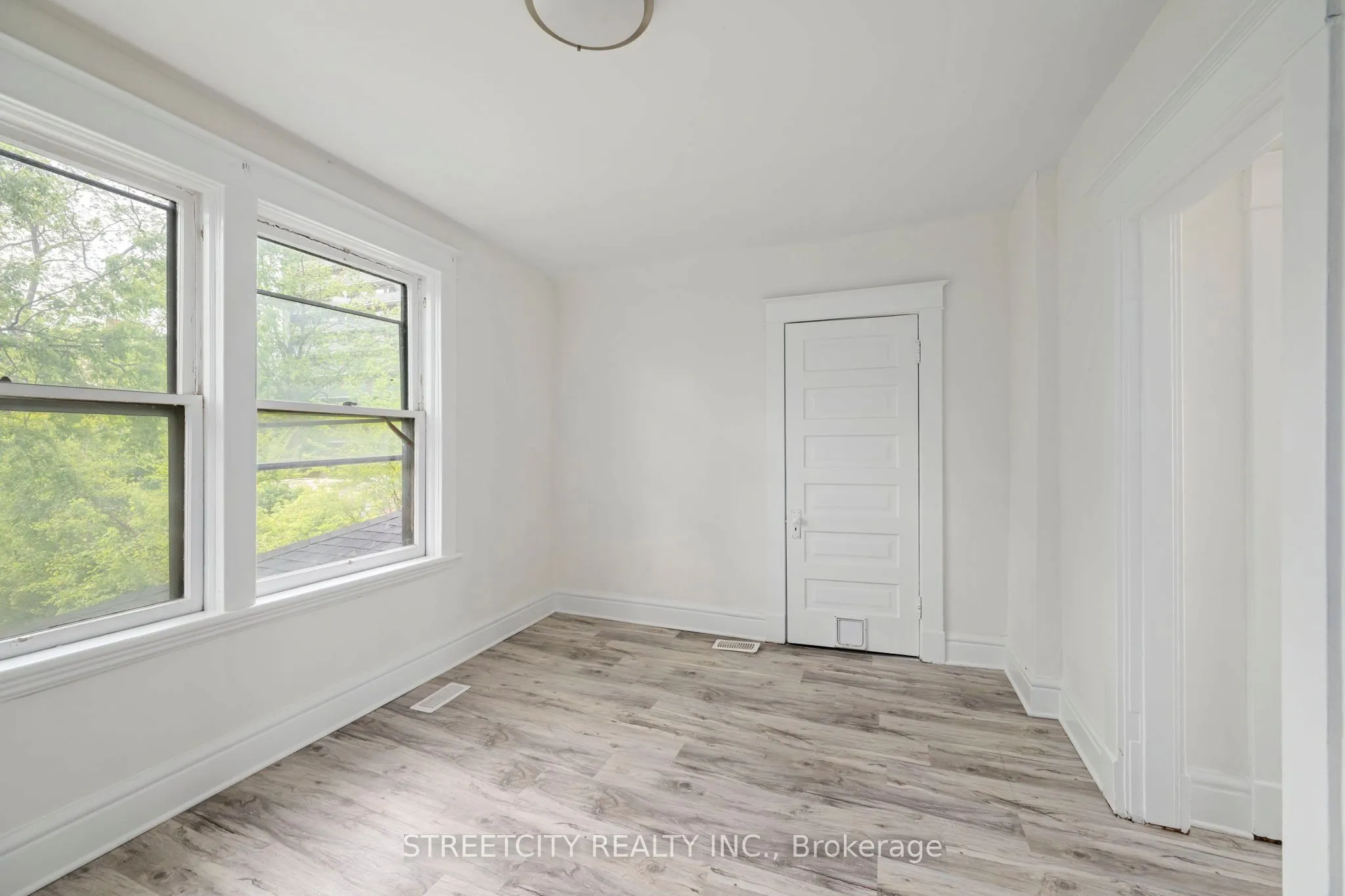 255 Simcoe Street