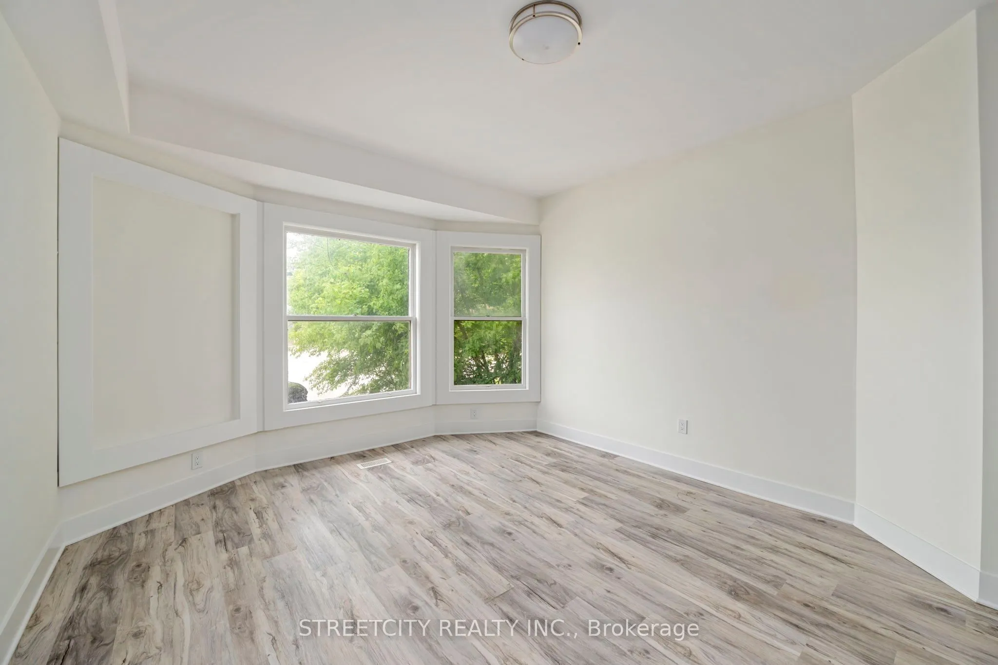 255 Simcoe Street