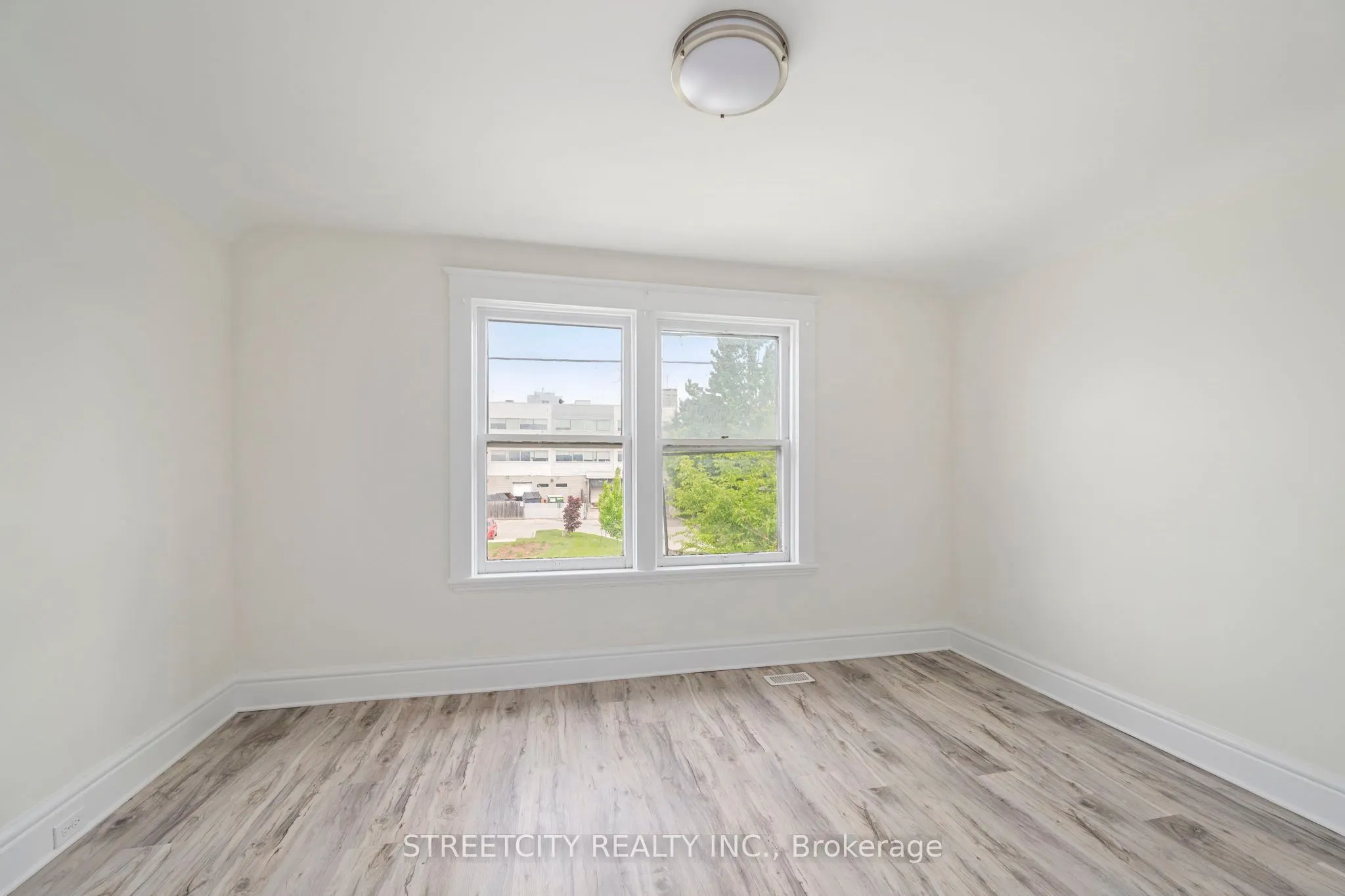 255 Simcoe Street