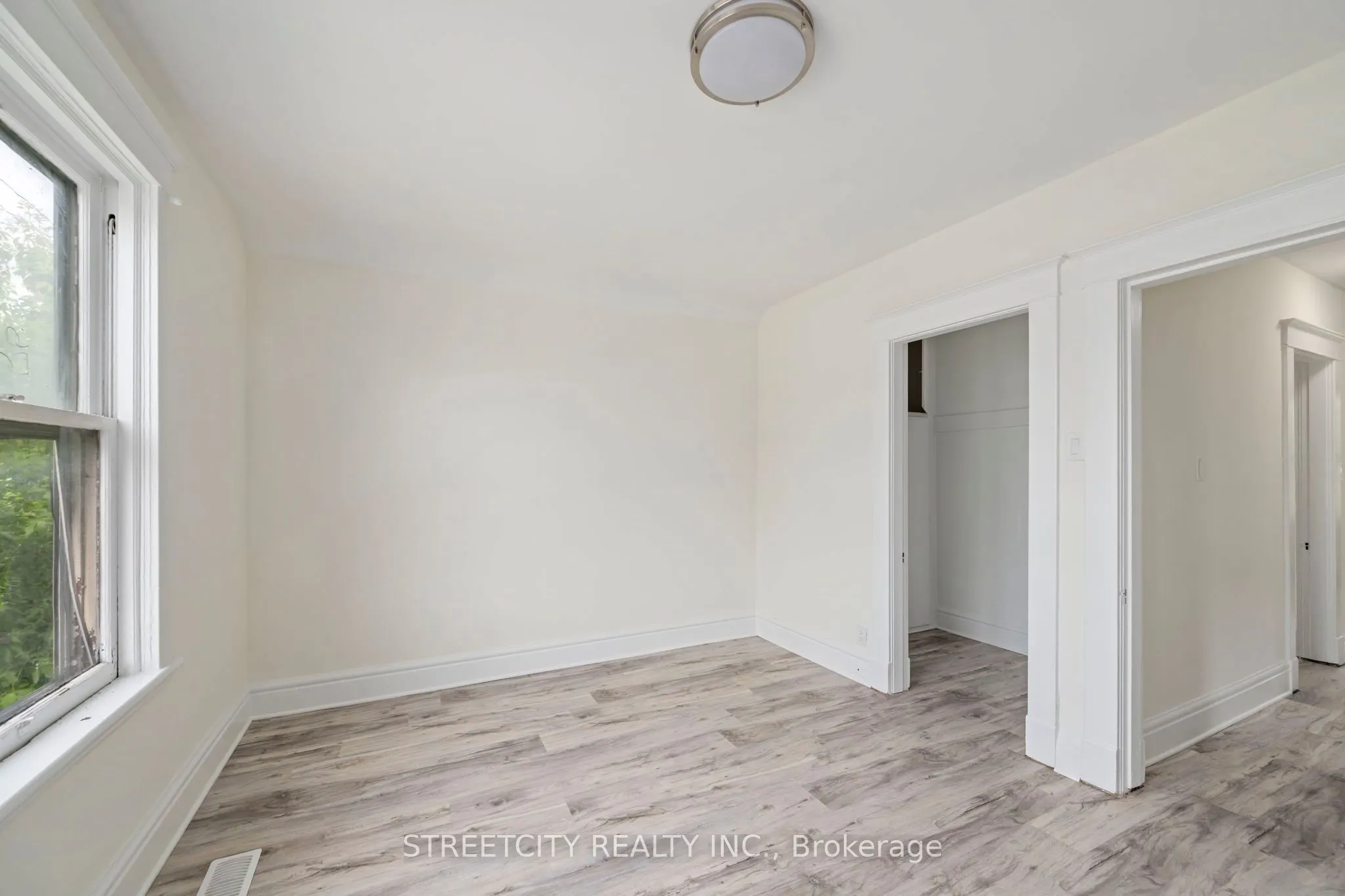 255 Simcoe Street