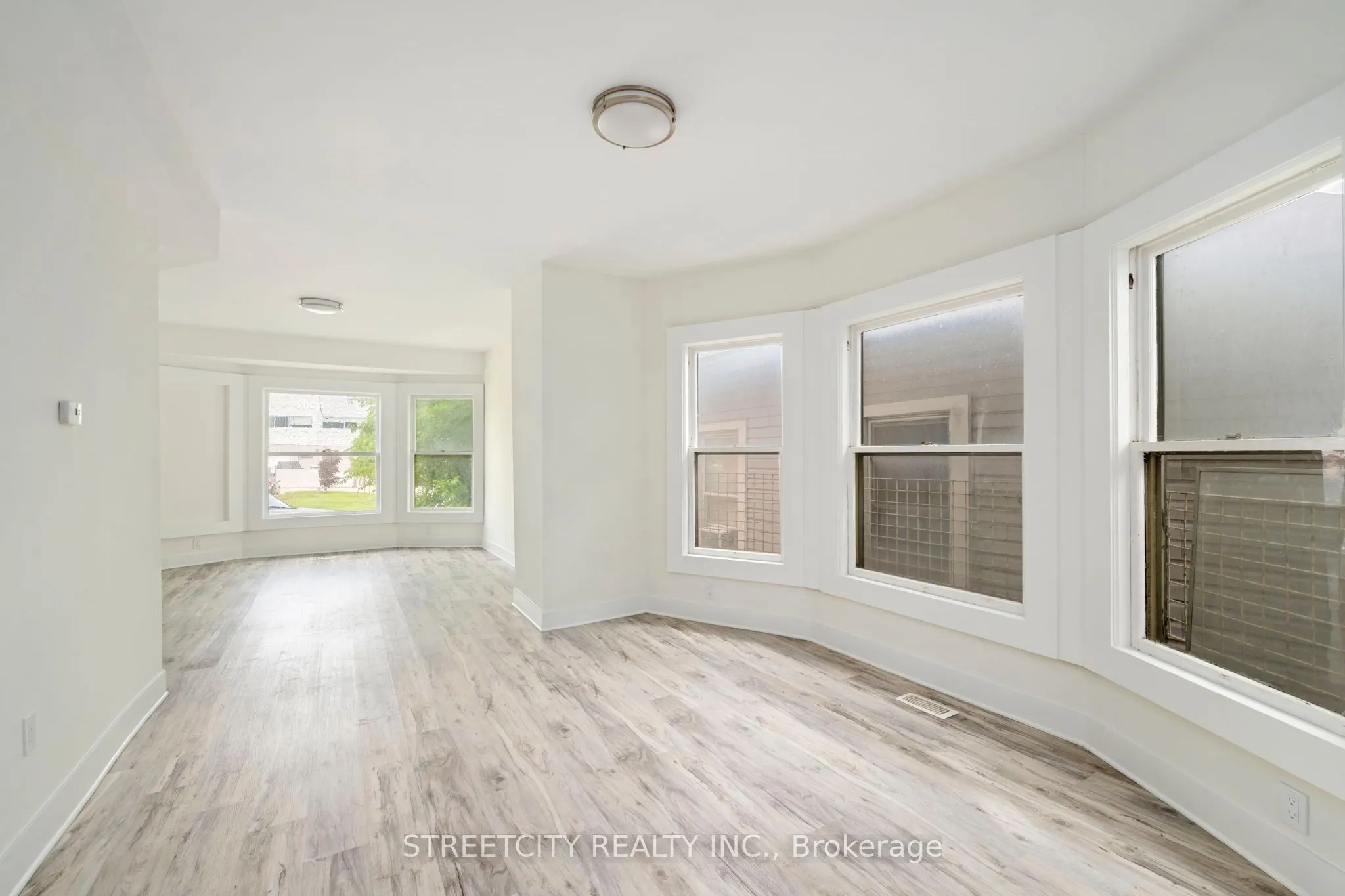 255 Simcoe Street