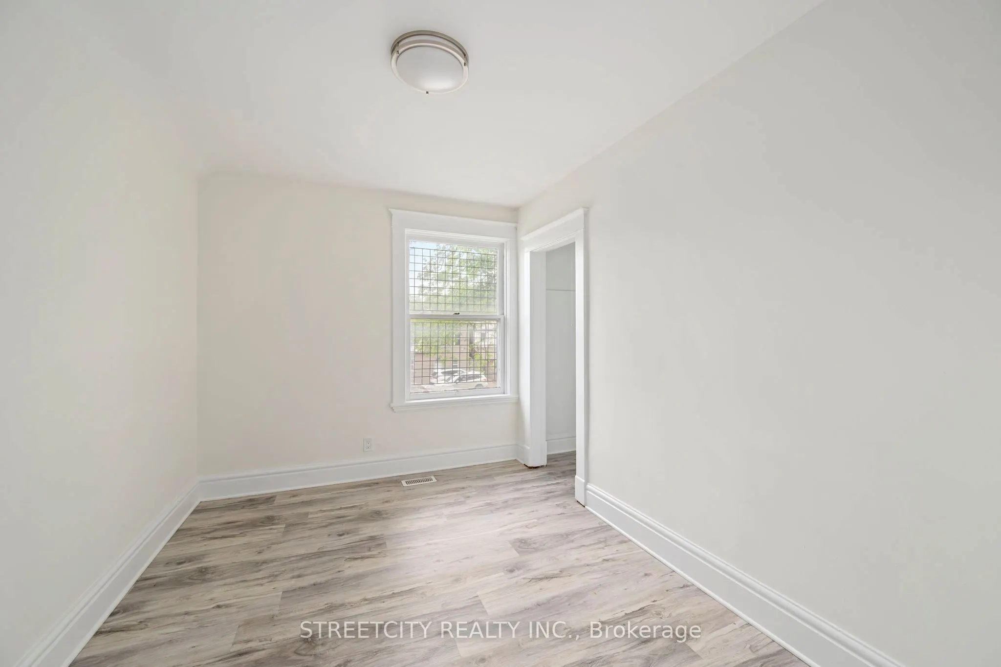 255 Simcoe Street