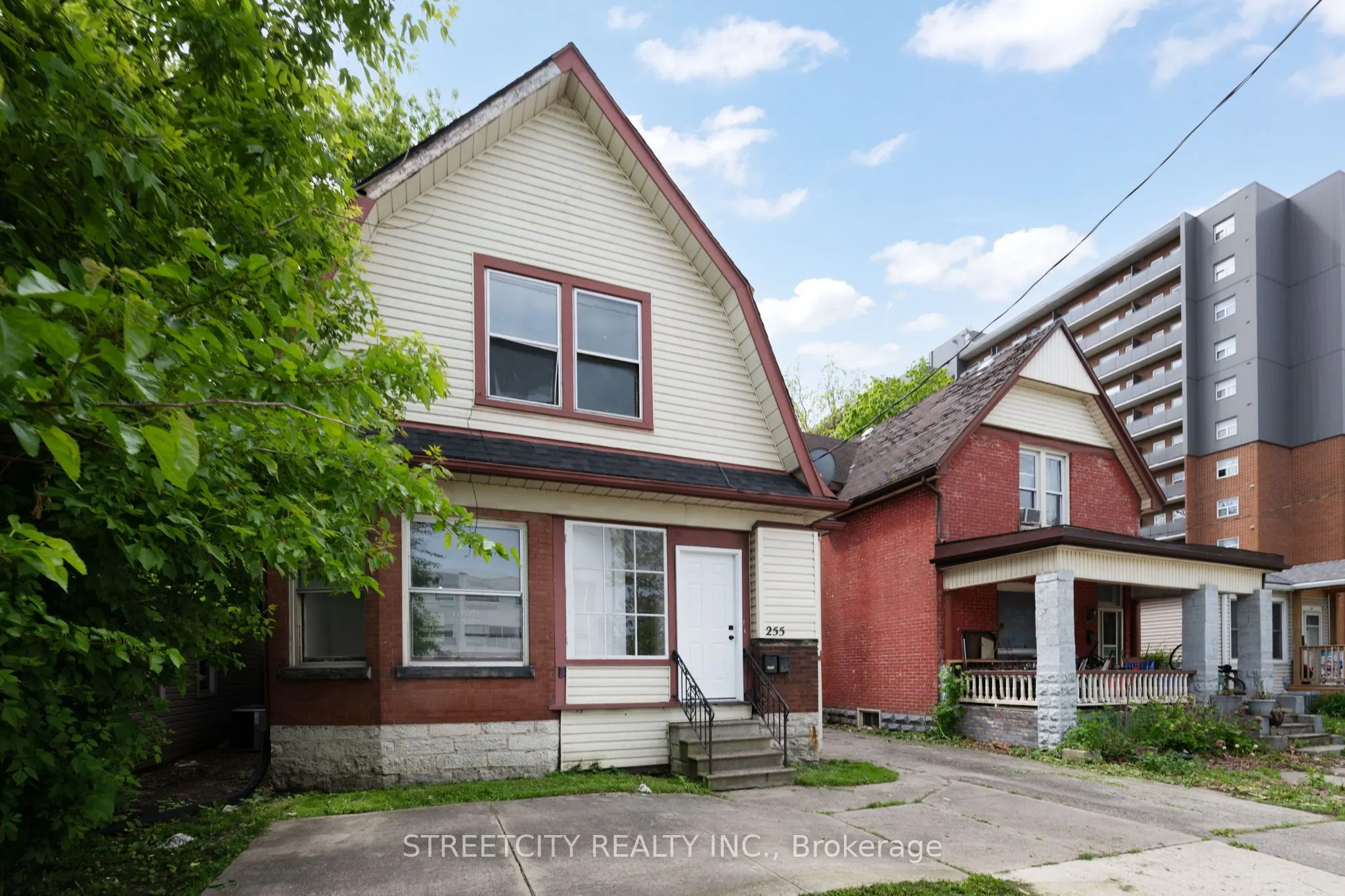 255 Simcoe Street