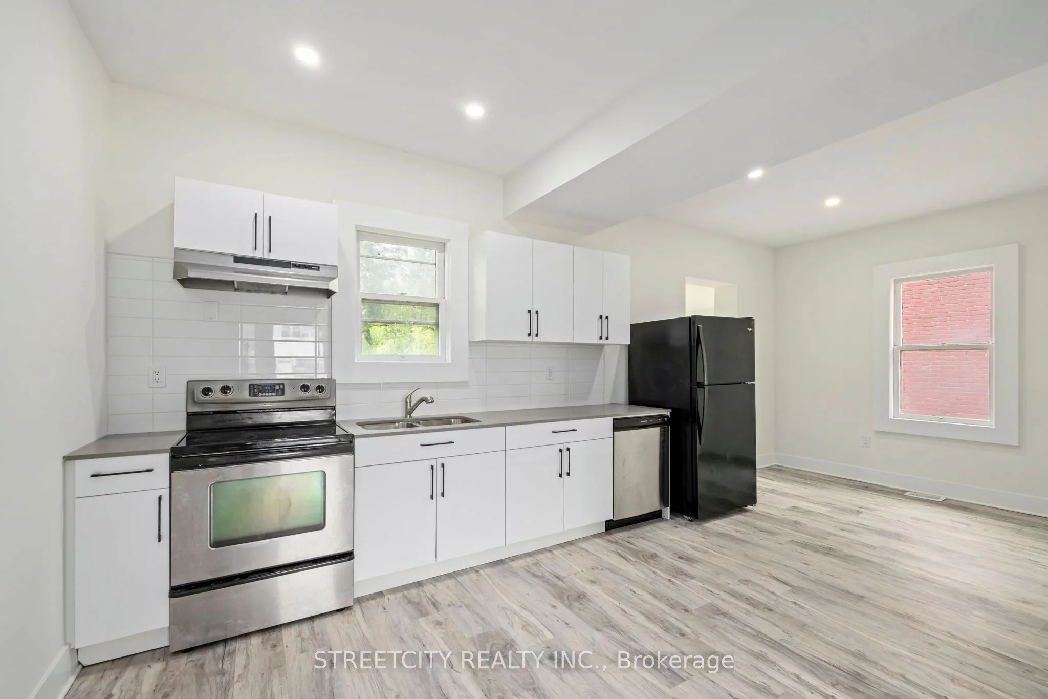255 Simcoe Street