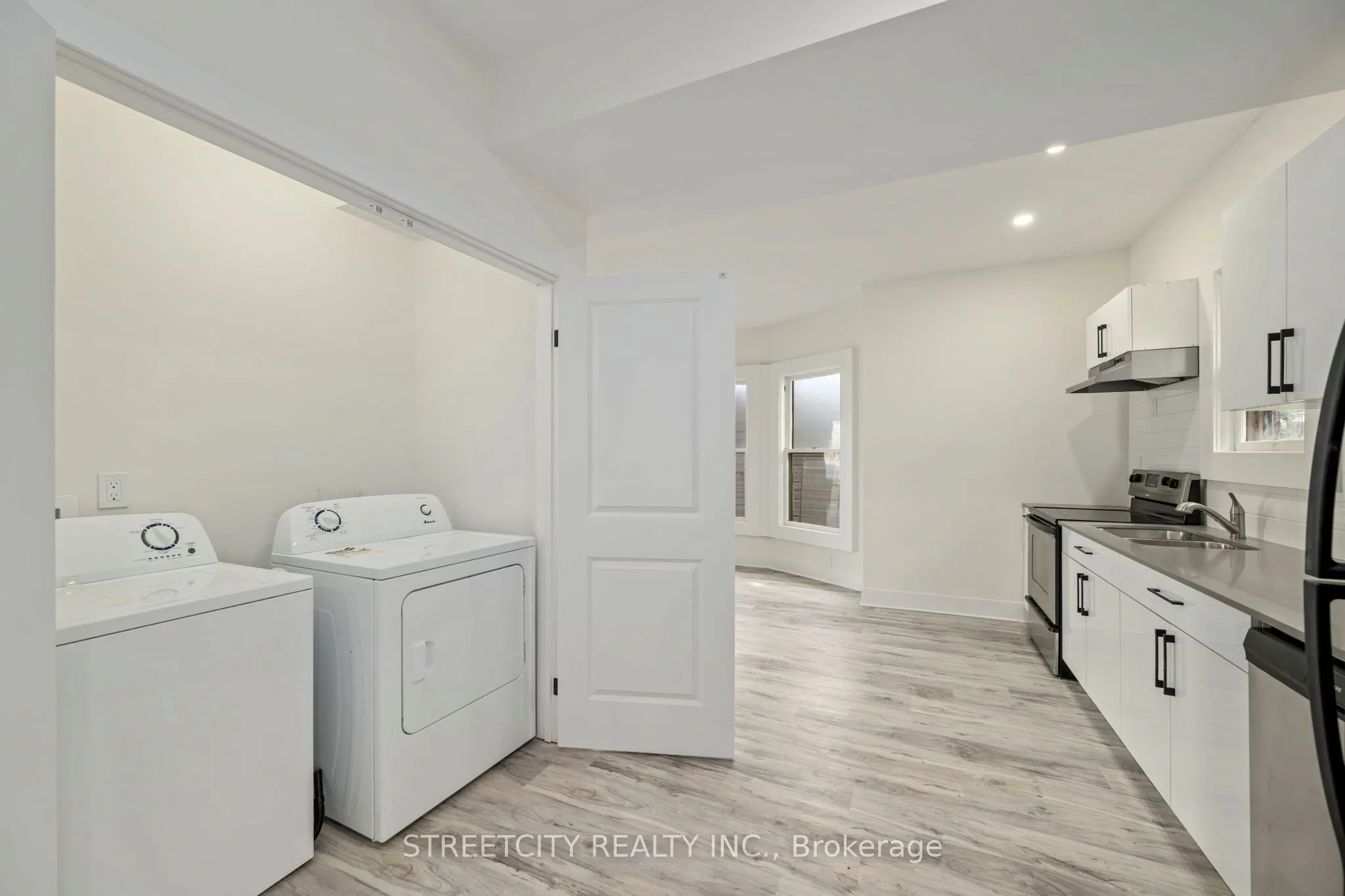 255 Simcoe Street