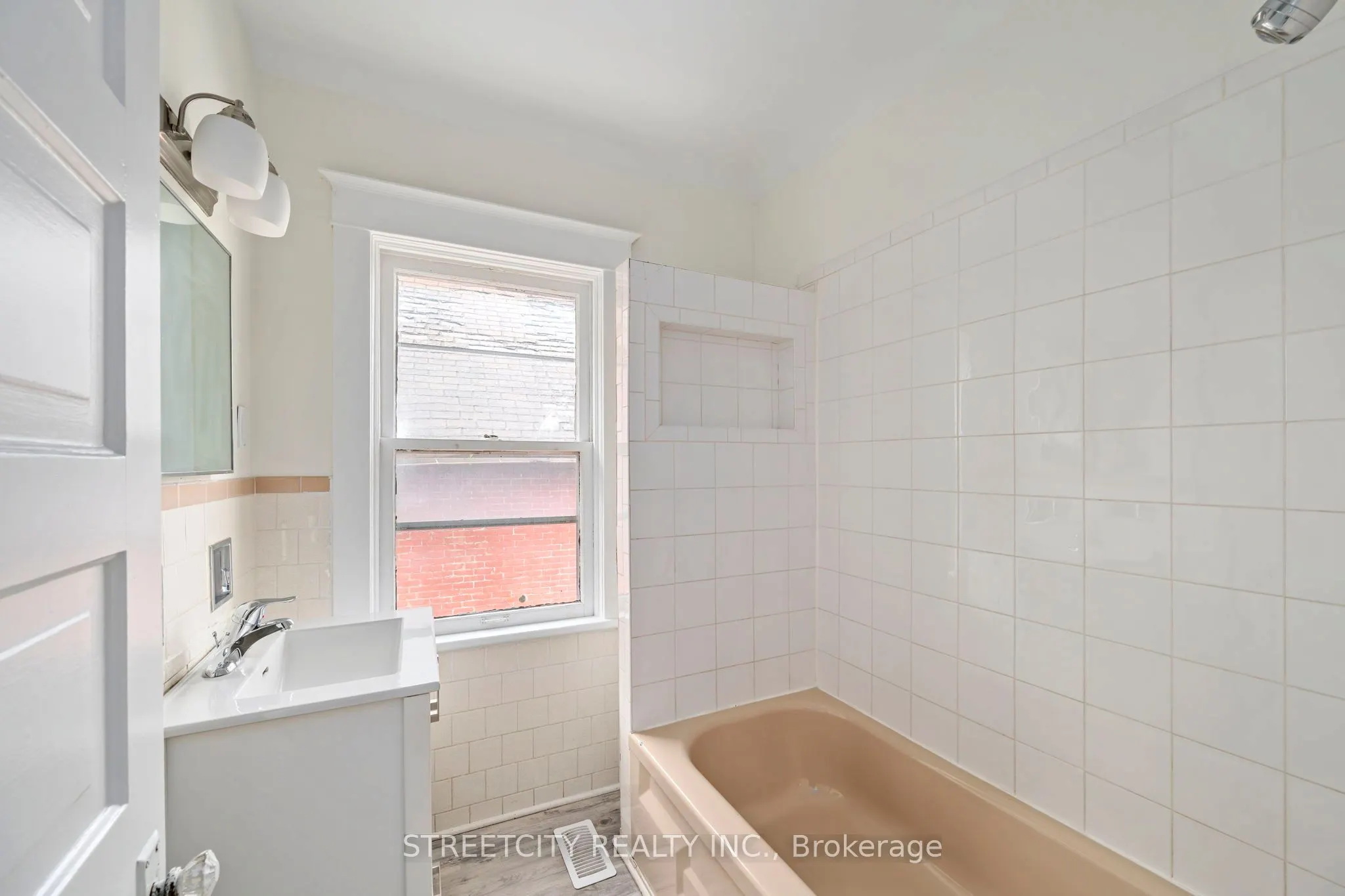255 Simcoe Street