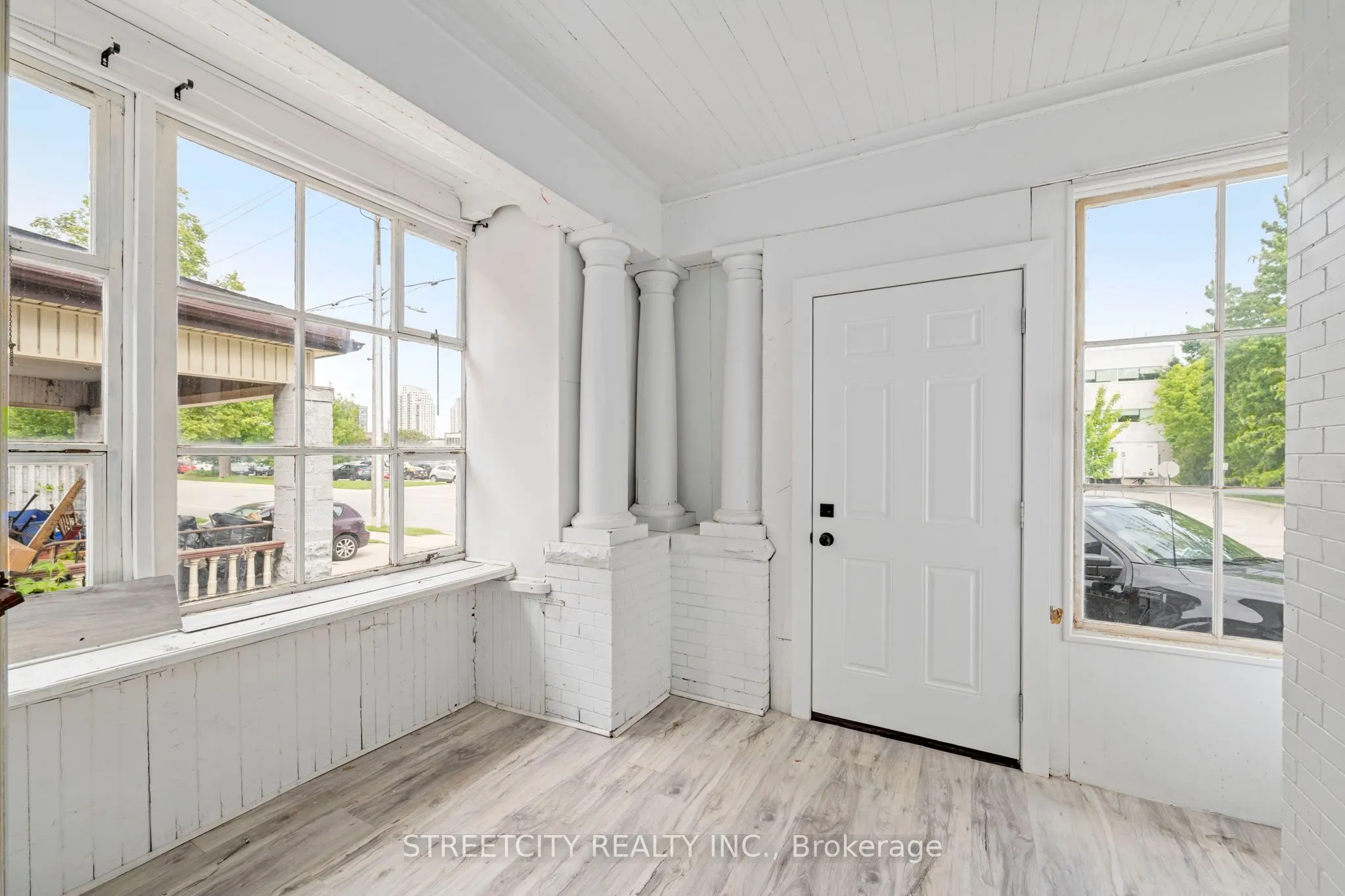 255 Simcoe Street