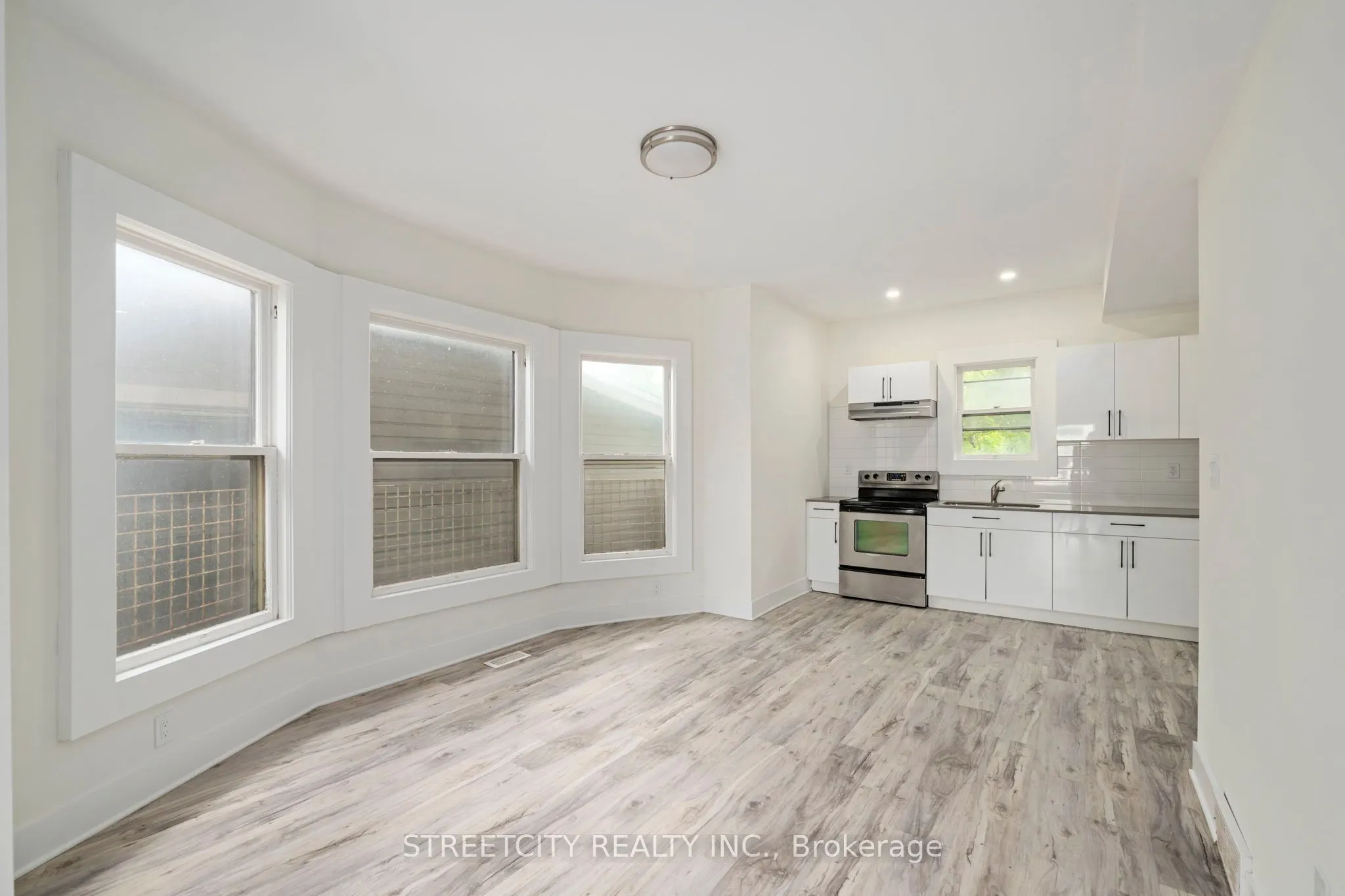 255 Simcoe Street
