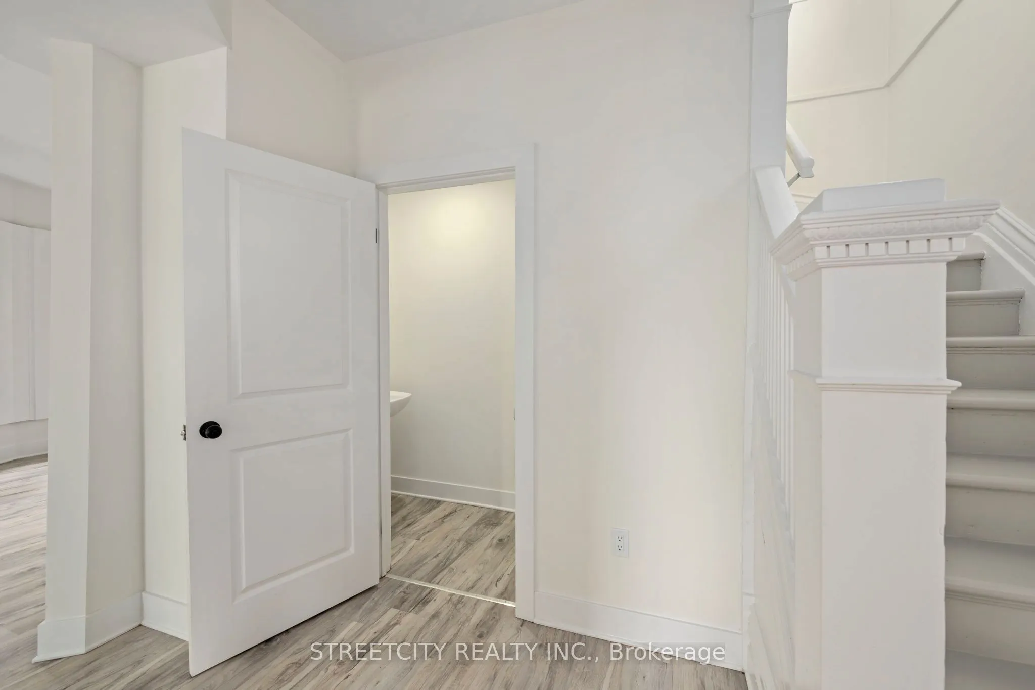 255 Simcoe Street
