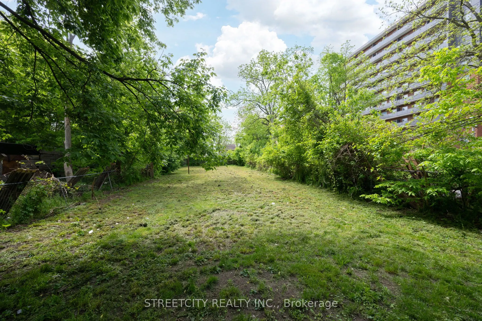 255 Simcoe Street