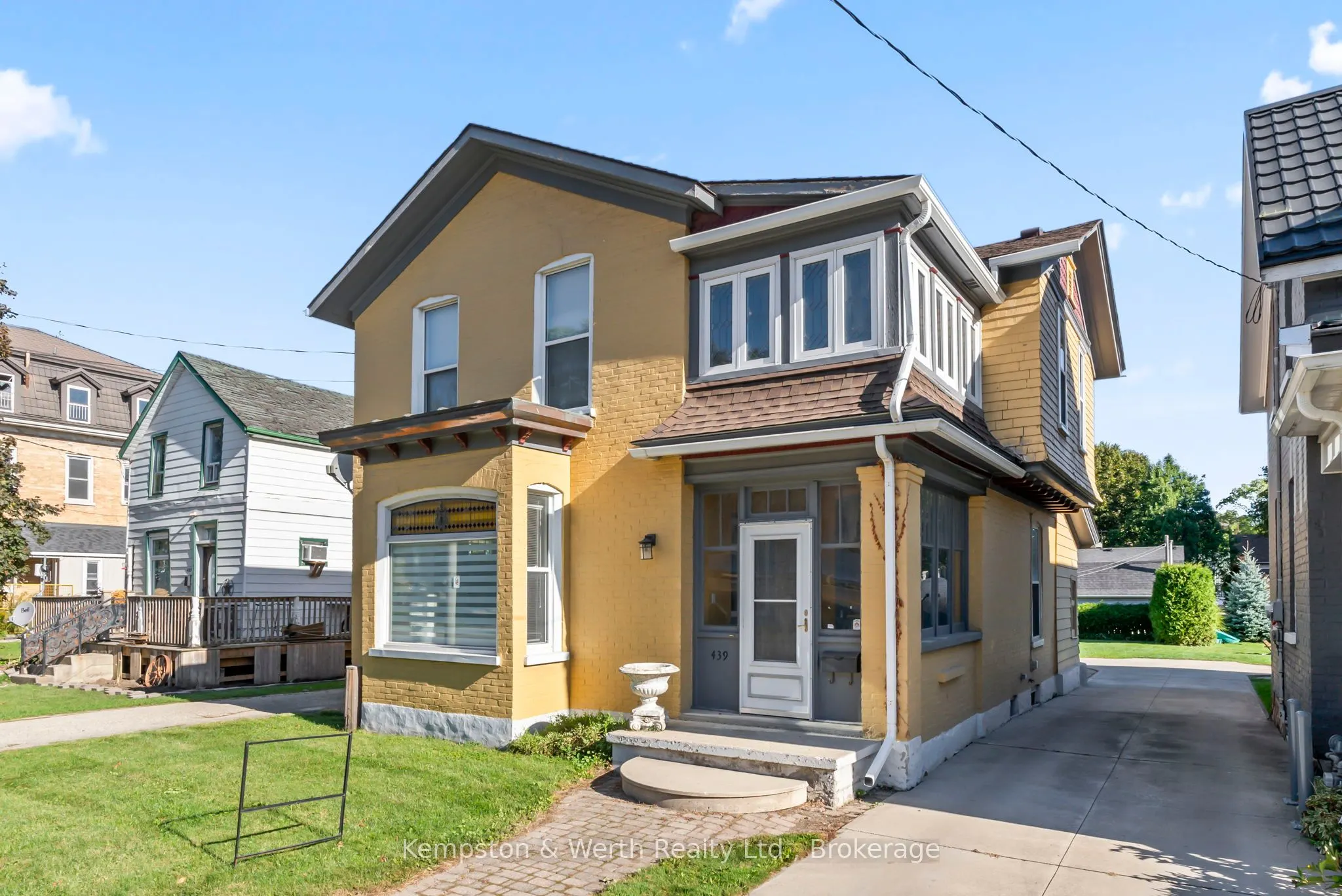 439 Main Street W