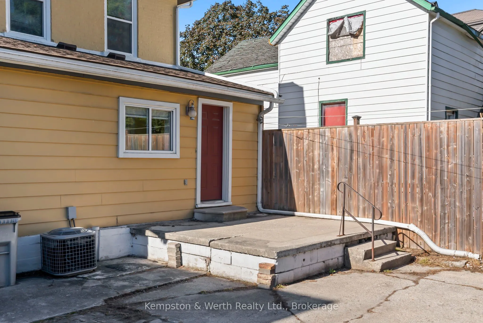 439 Main Street W