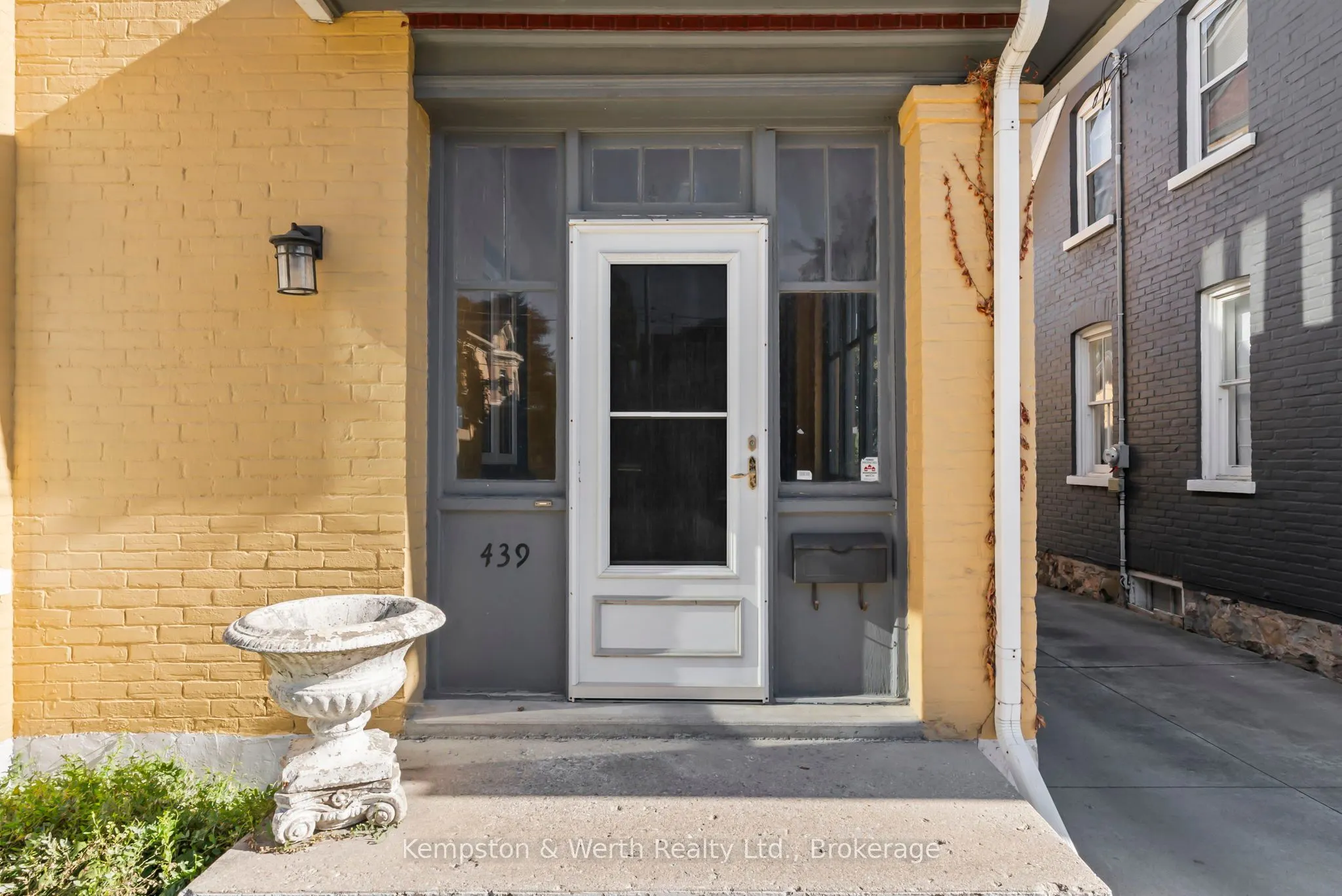 439 Main Street W