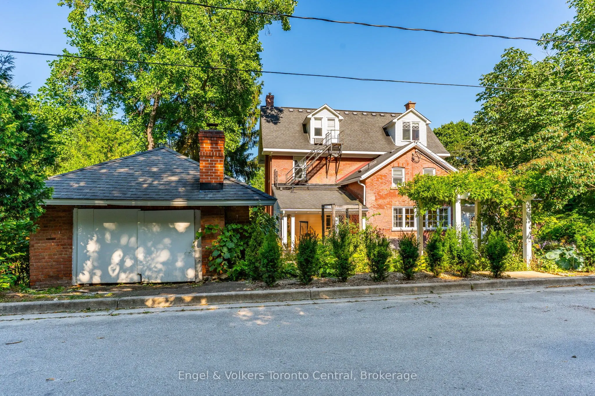 1050 4th Avenue W