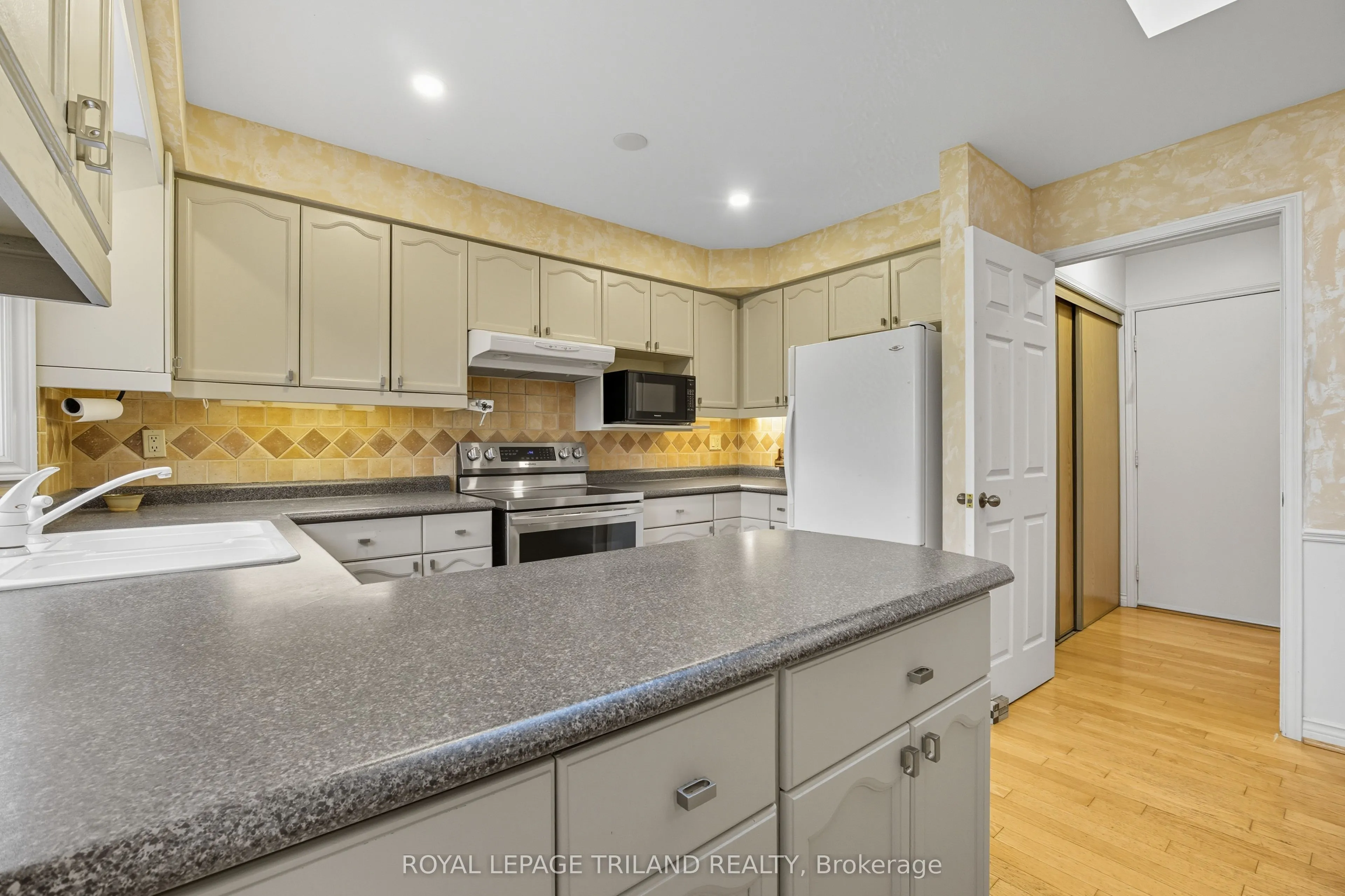 60 Rosecliffe Crescent, #16