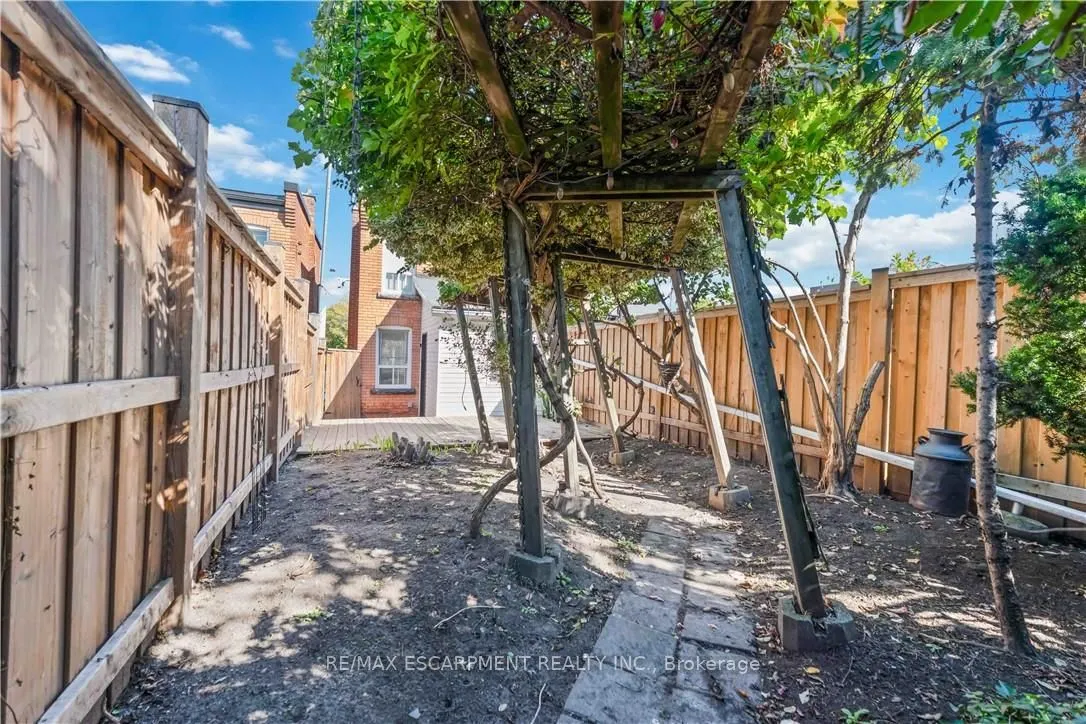 187 Barton Street W