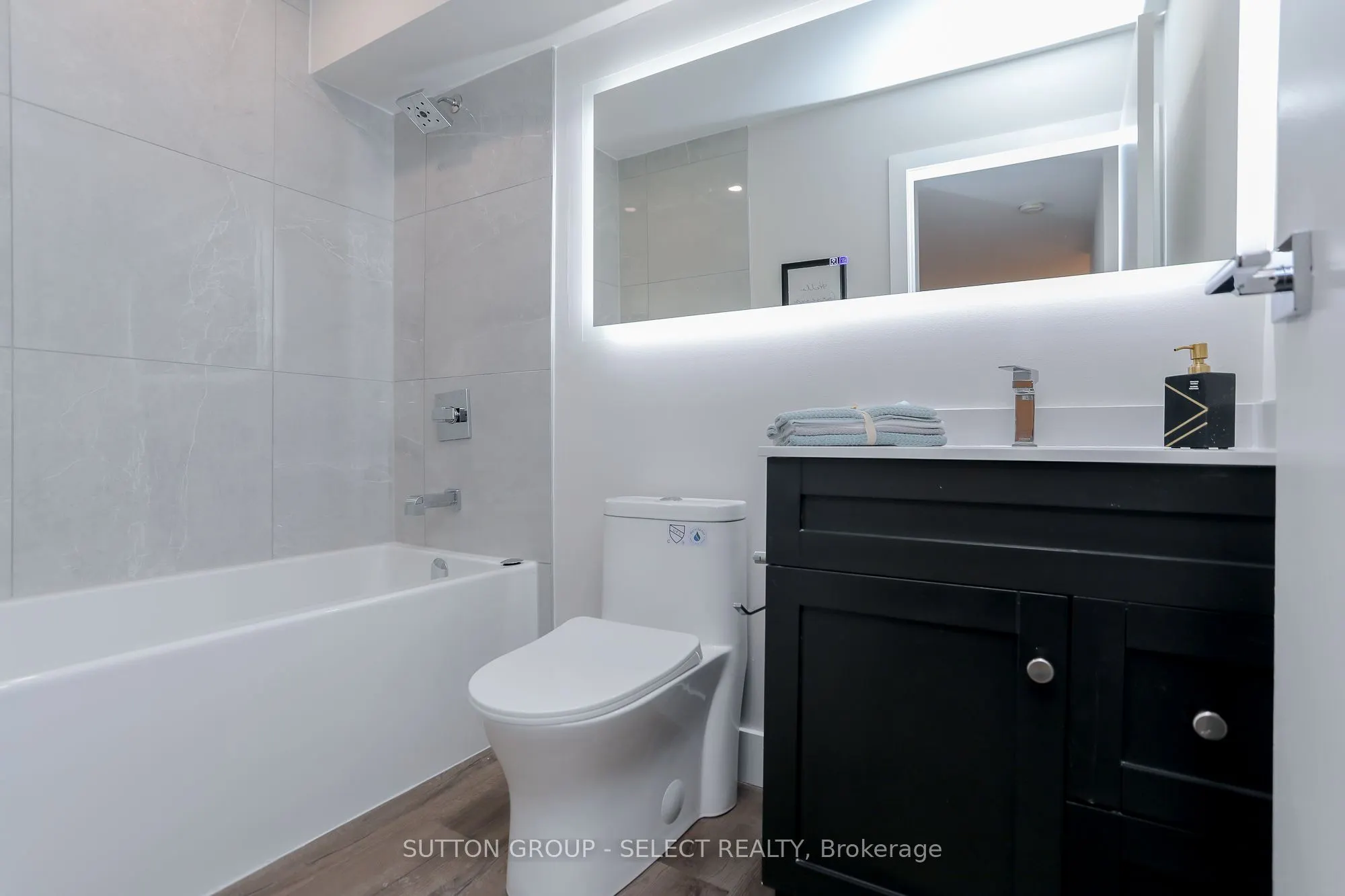 2228 Trafalgar Street, #202