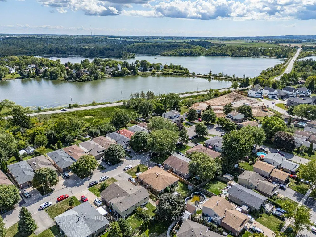 19 Lampman Crescent